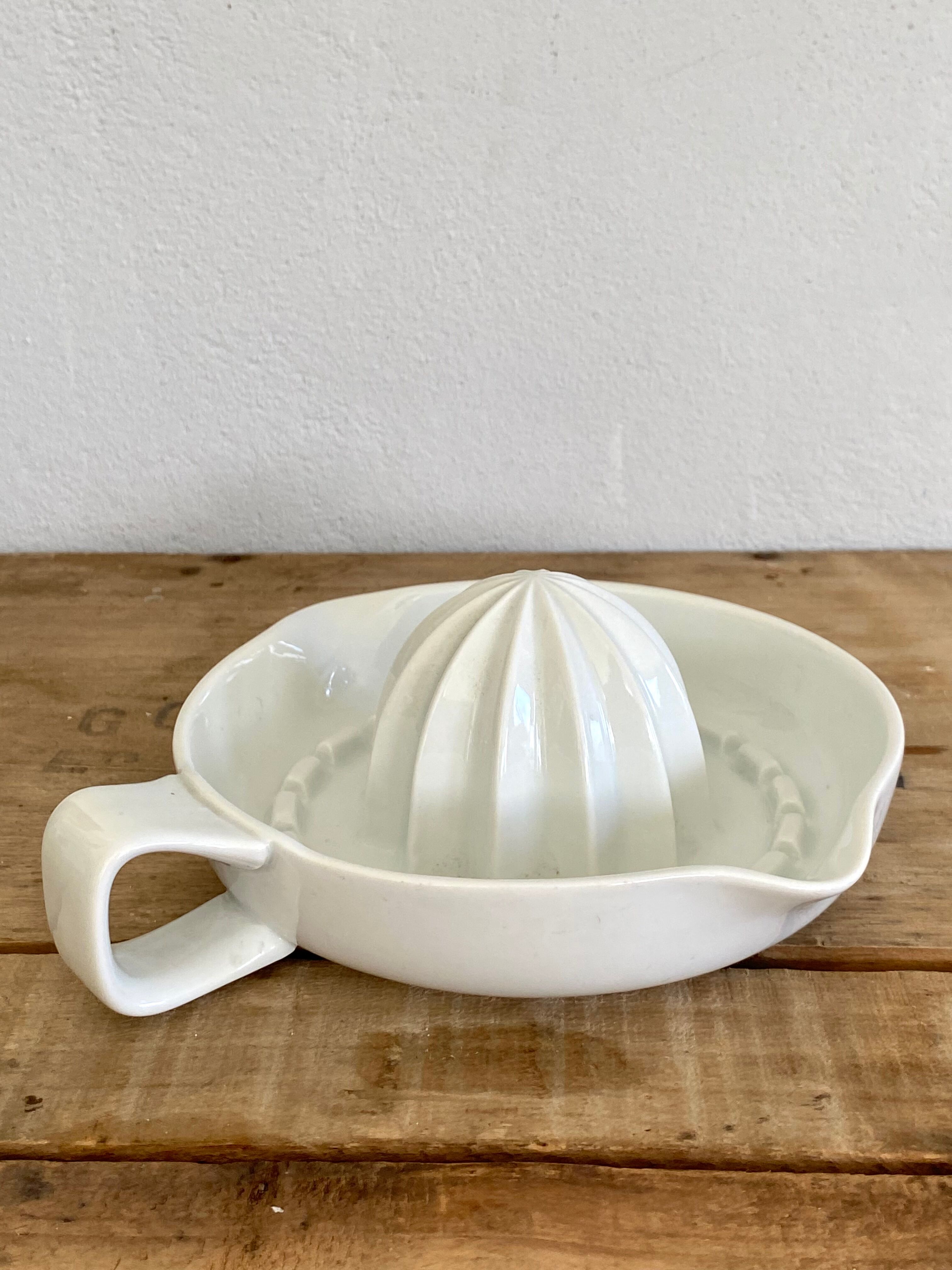 Citrus press with handle, earthenware spouts