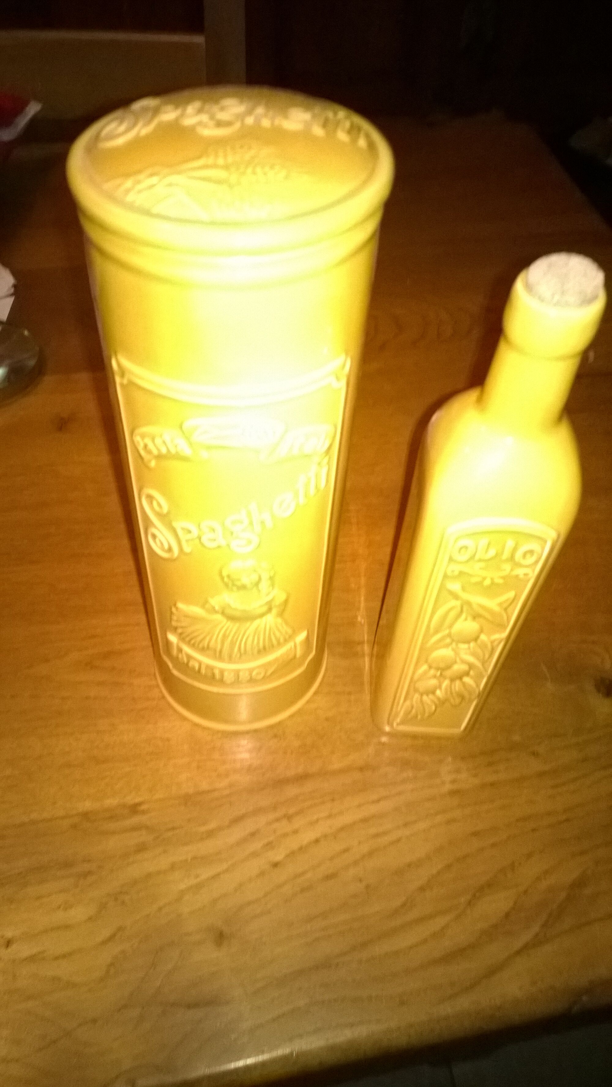 Pot et bouteille jaune ocre
