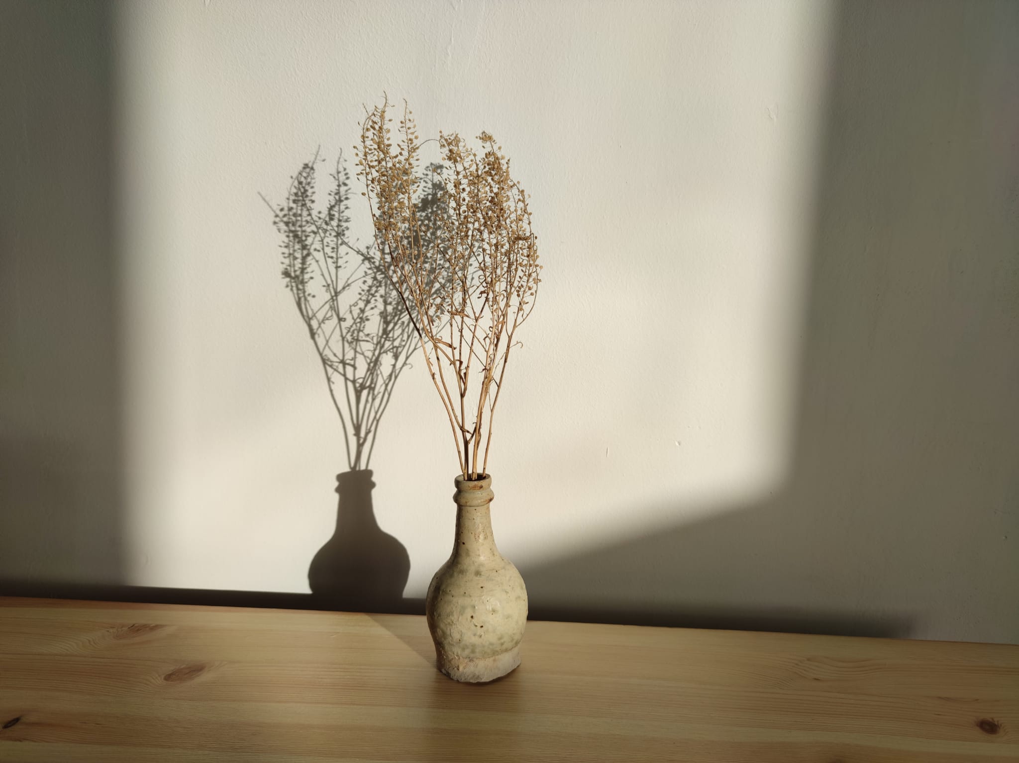 Decorative vase in beige ceramic