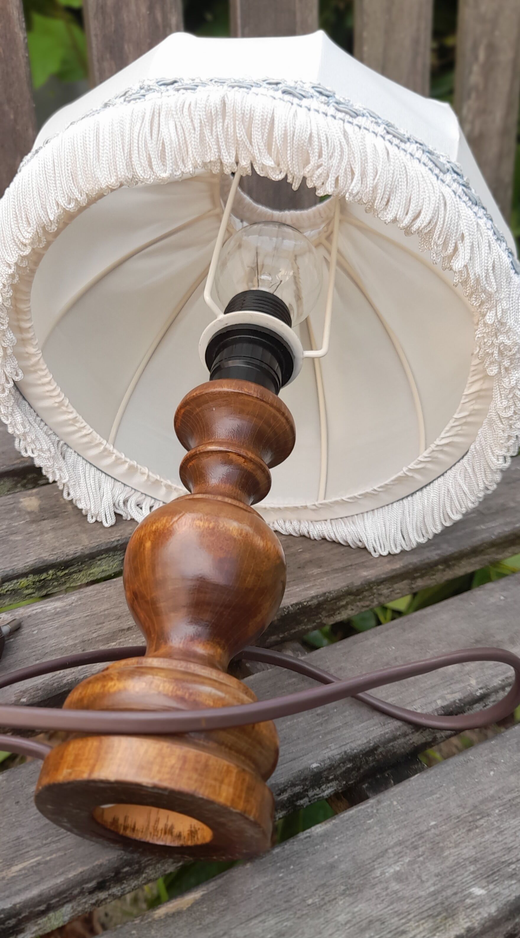 Lampe chevet pied bois abat jour tissu à frange et galon
