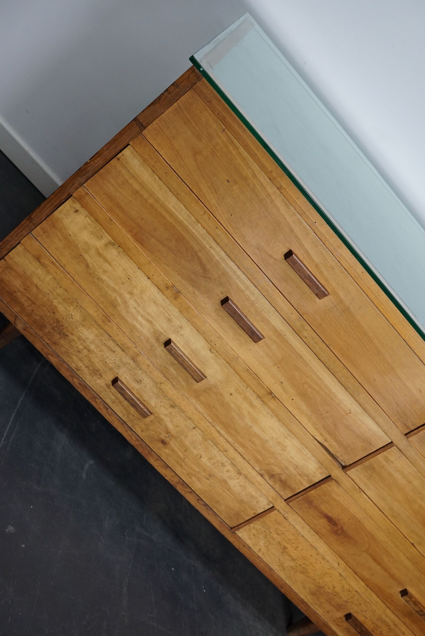 Armoire ou comptoir de mercerie en noyer espagnol vintage, années 1960