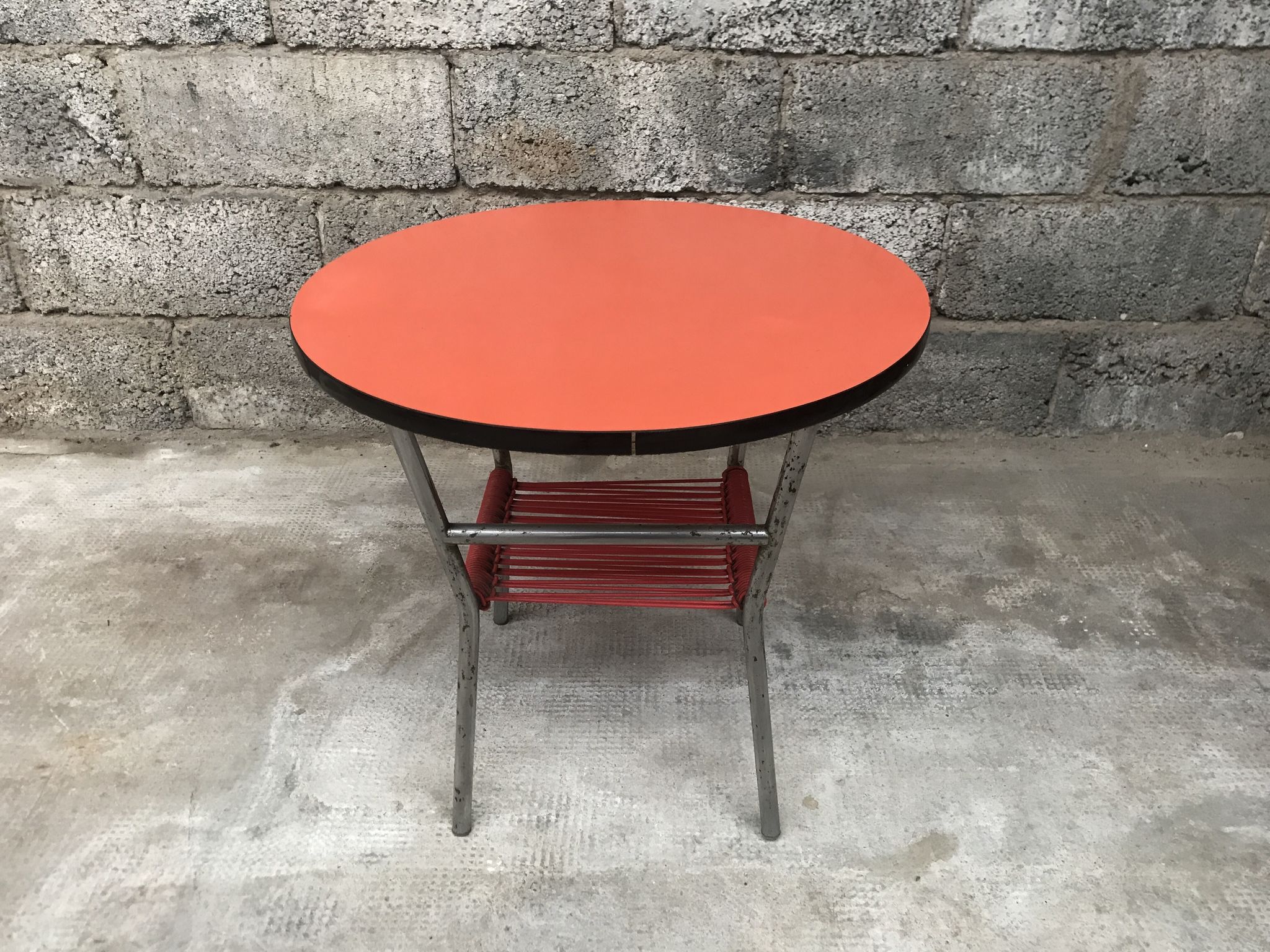 Coffee table round formica