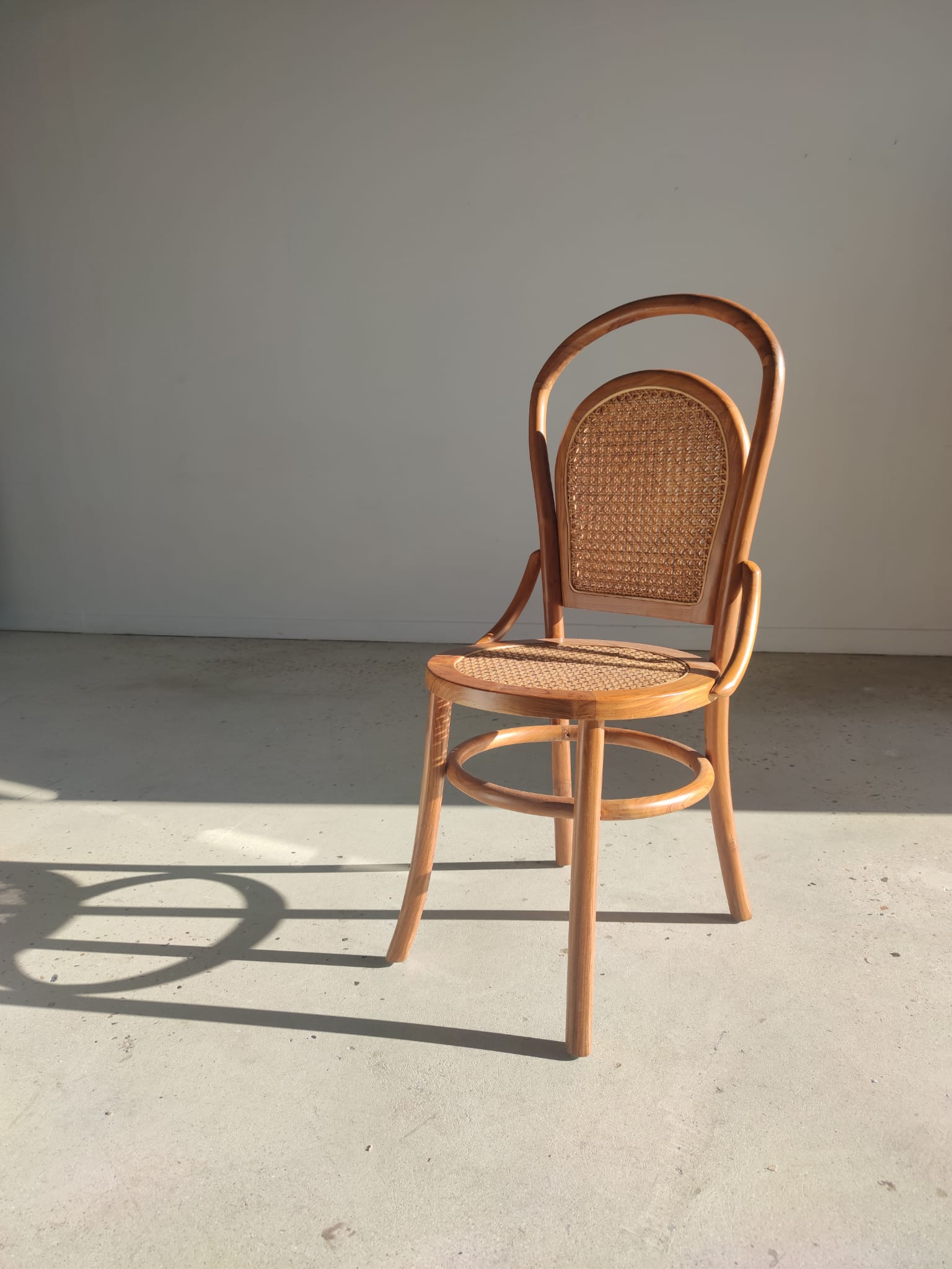 Chaise cannée en bois naturel