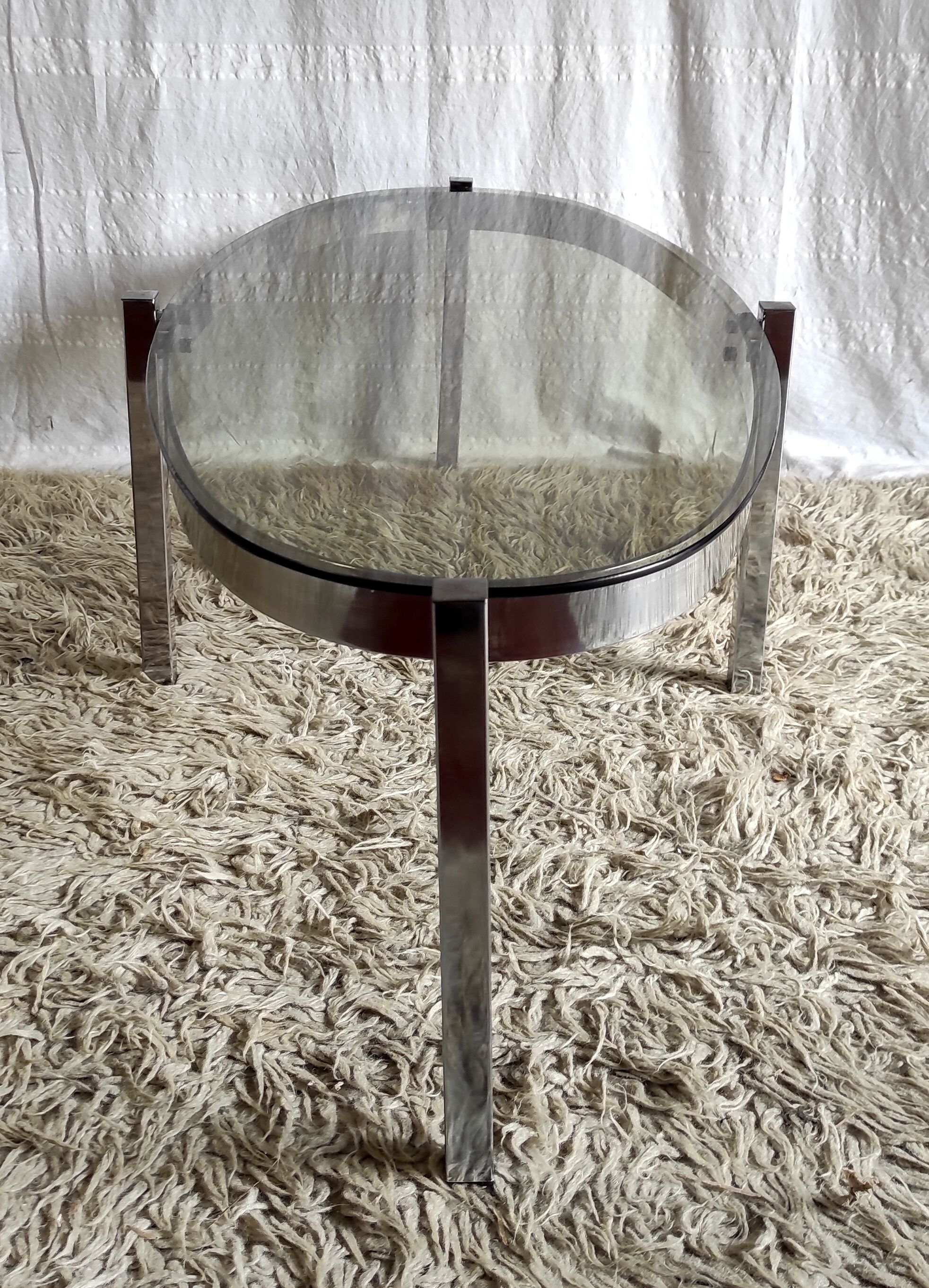 Table basse de forme élyptique en metal chomé et verre fumé, années 70