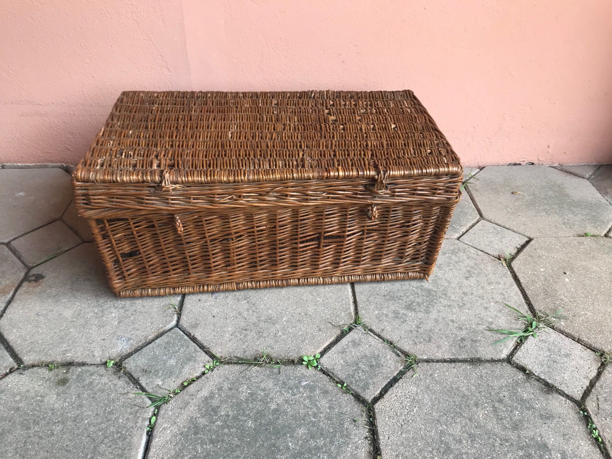 Old trunk in woven wicker rectangular shape - Bicycle model suitcase