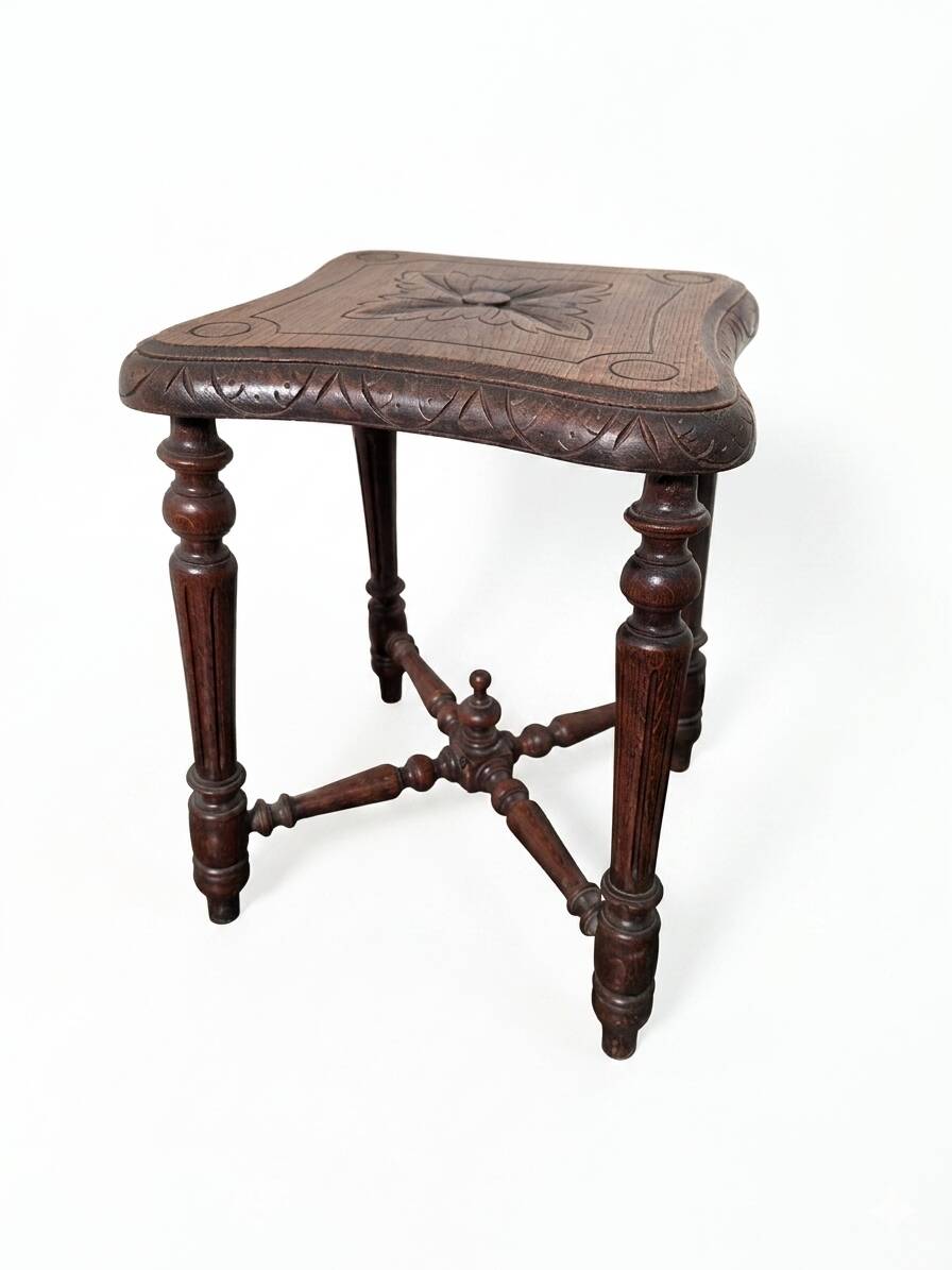 Tabouret ancien en bois sculpté en chêne massif