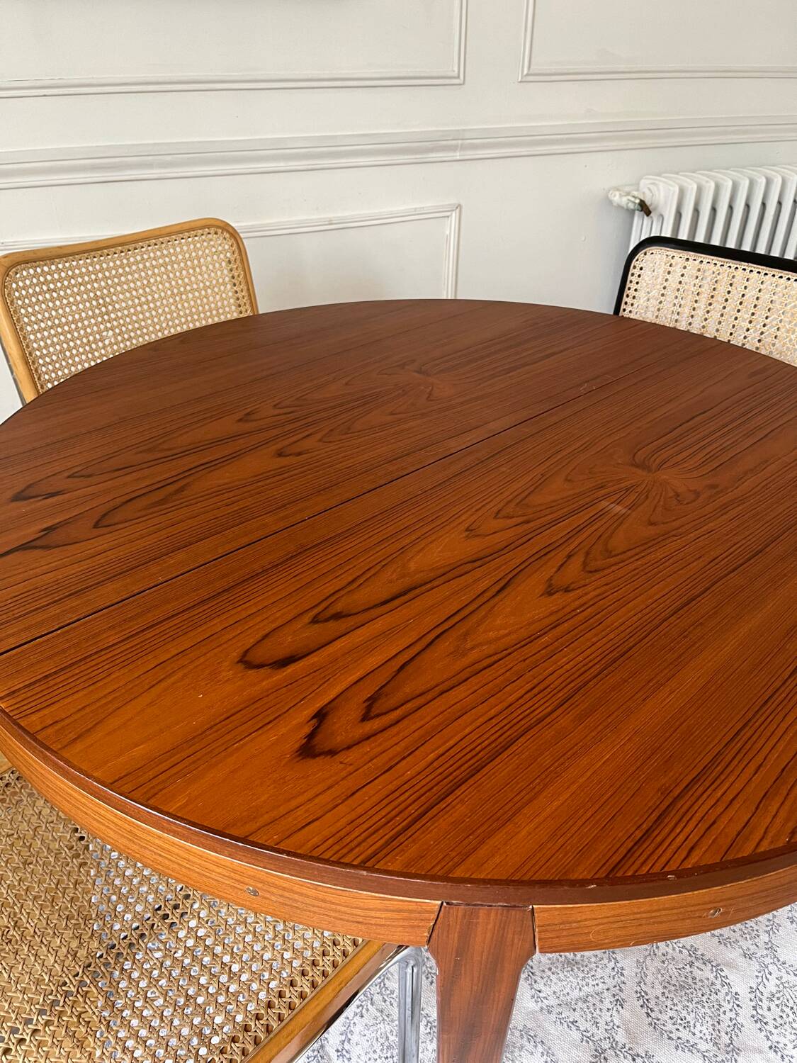 Round extendable rosewood table from the 70s