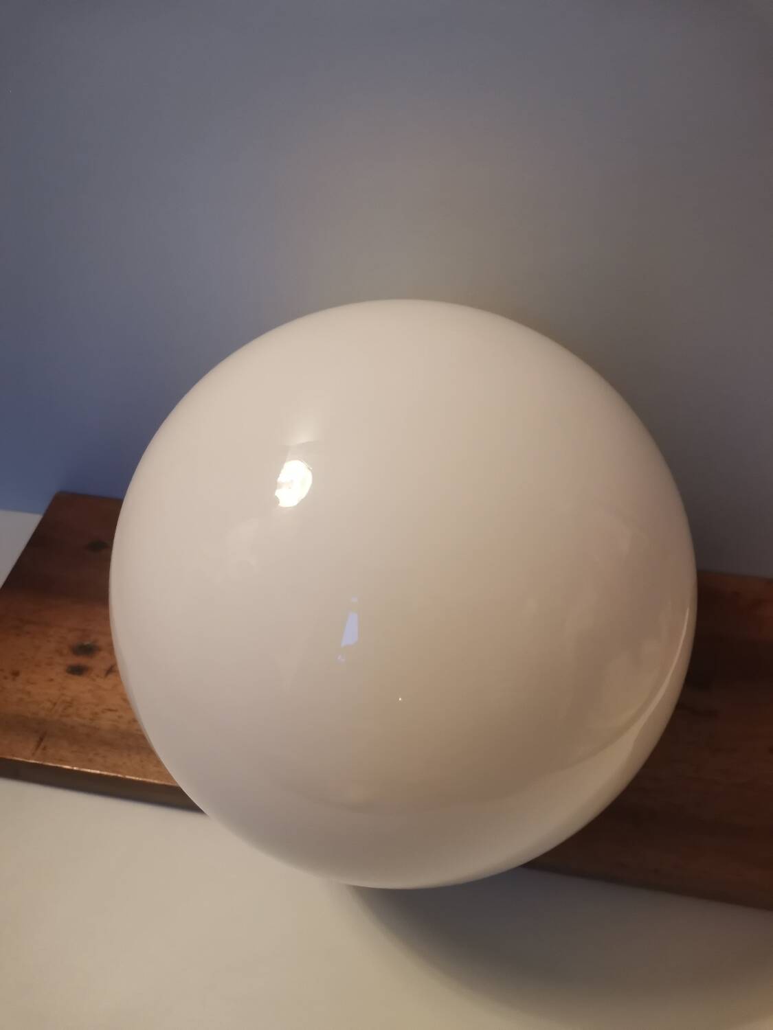 Globe vintage round lamp in white opaline suspension ceiling light