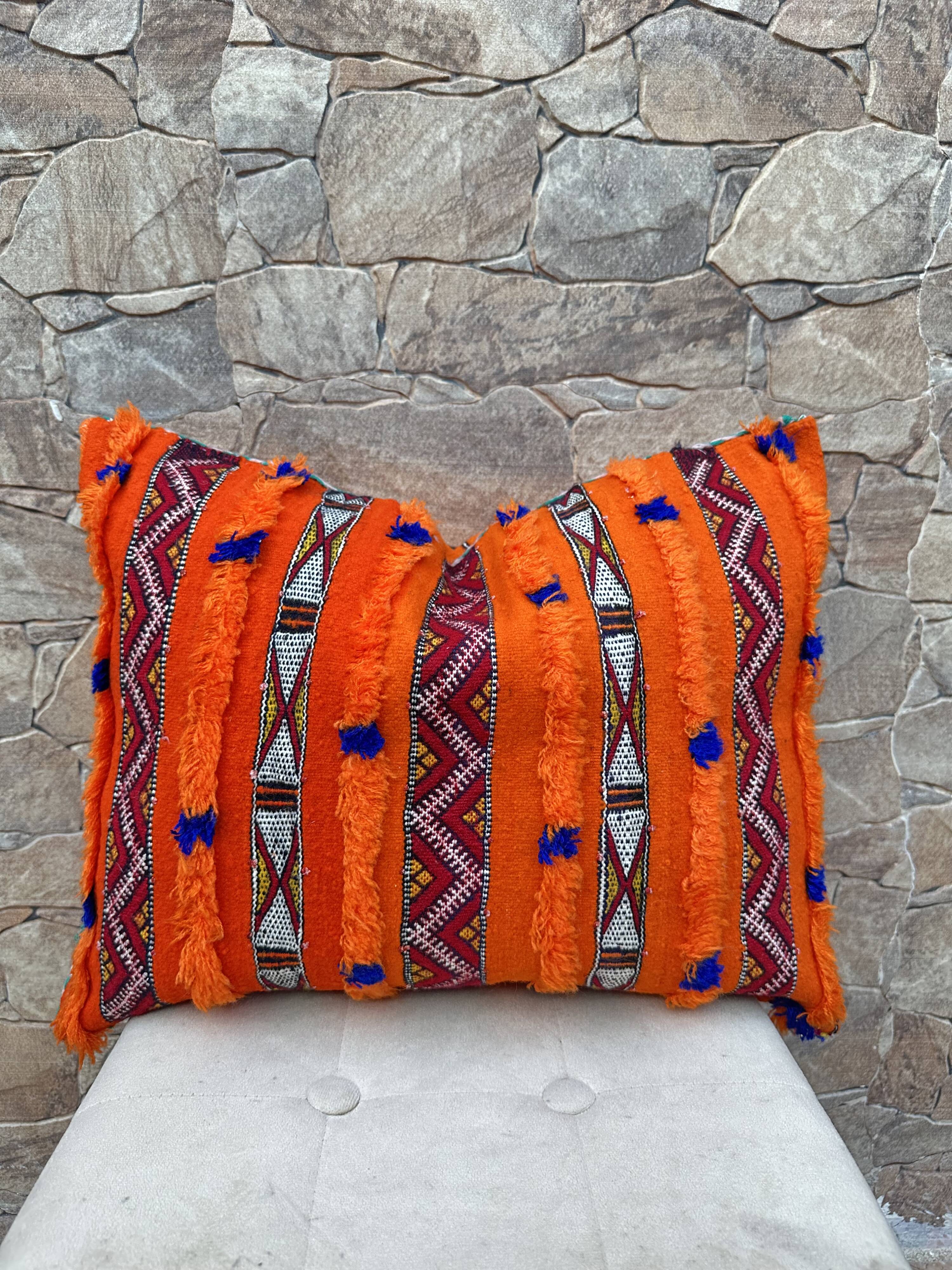 Magnifique coussin Kilim berbère vintage du Maroc