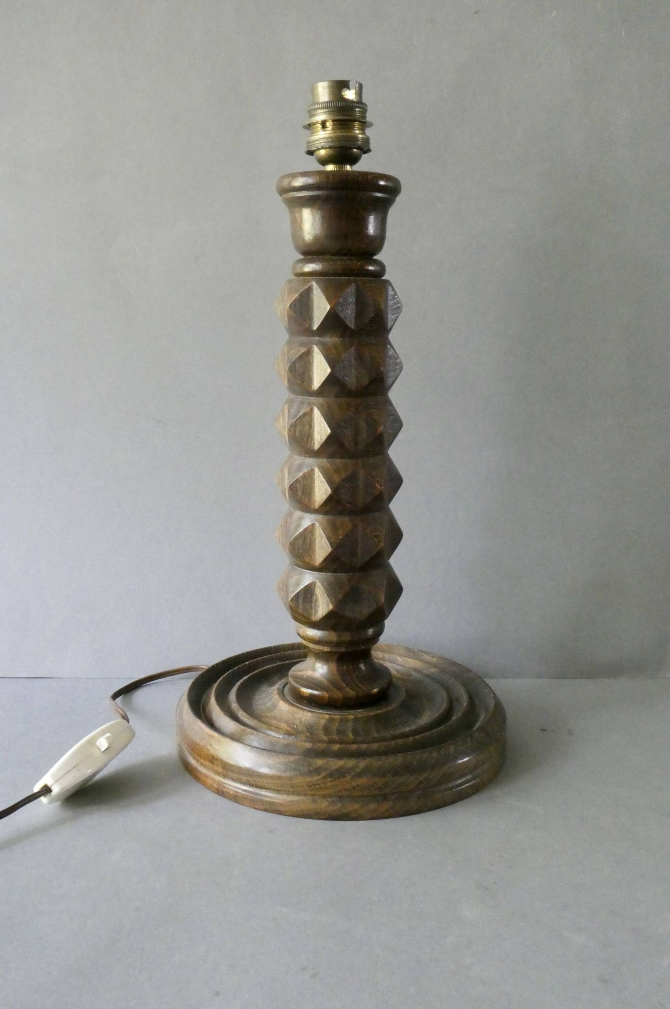 Lampe en bois tourné, style Charles Dudouyt, vers 1950