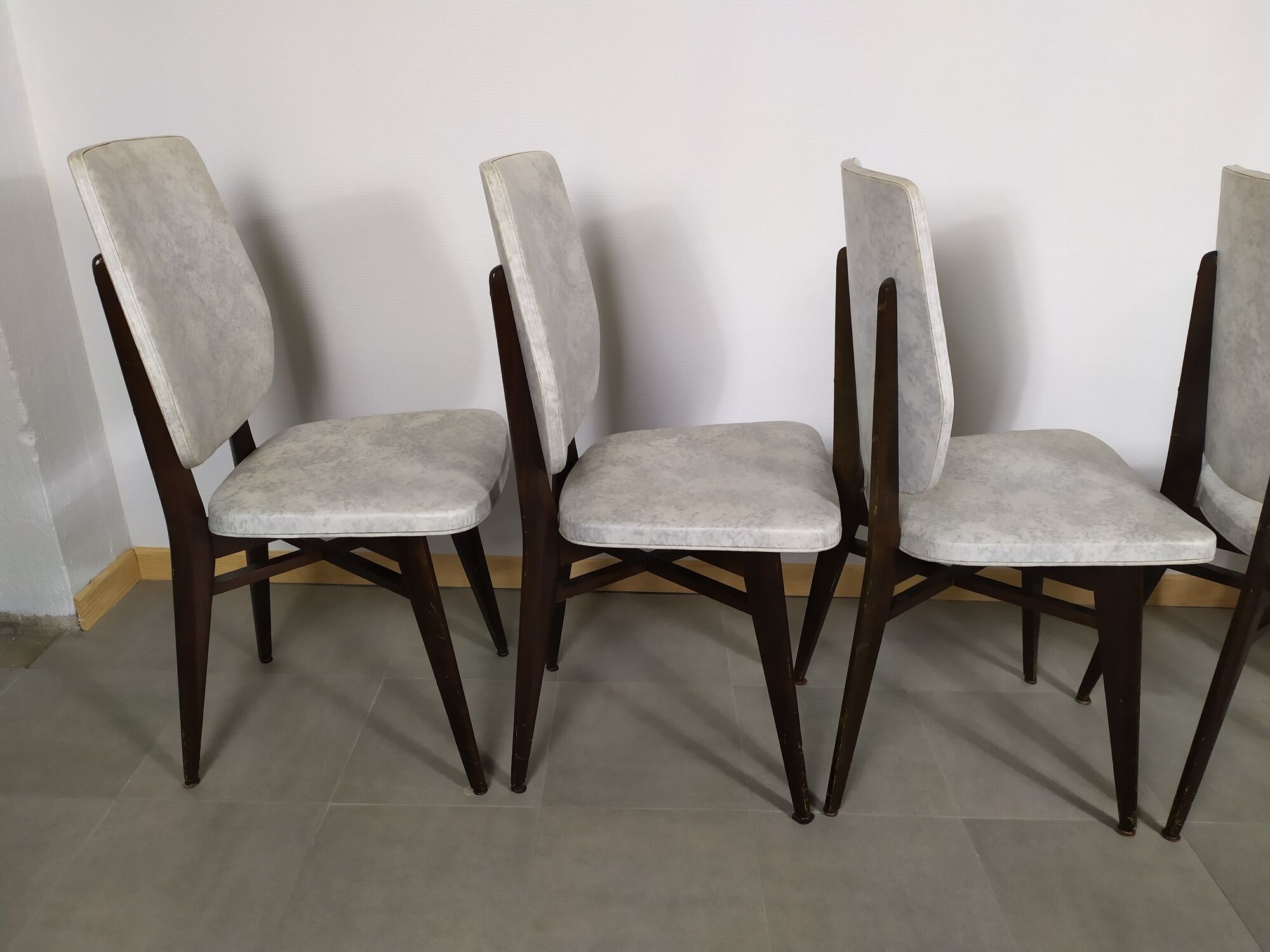 suite of 6 wooden chair and marbled grey white skai