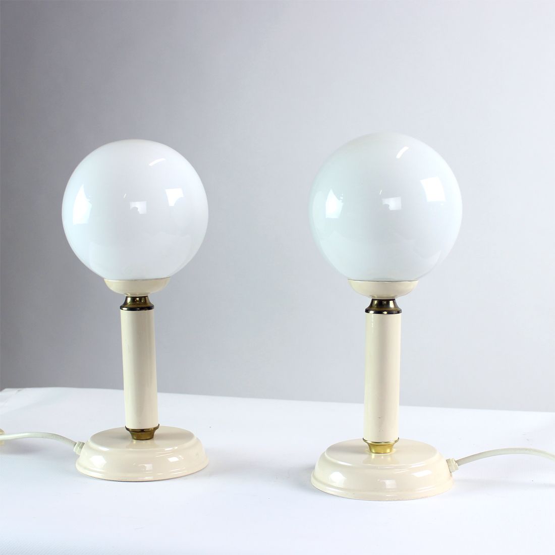 Paire de lampes en verre opalin, Tchécoslovaquie années 1970