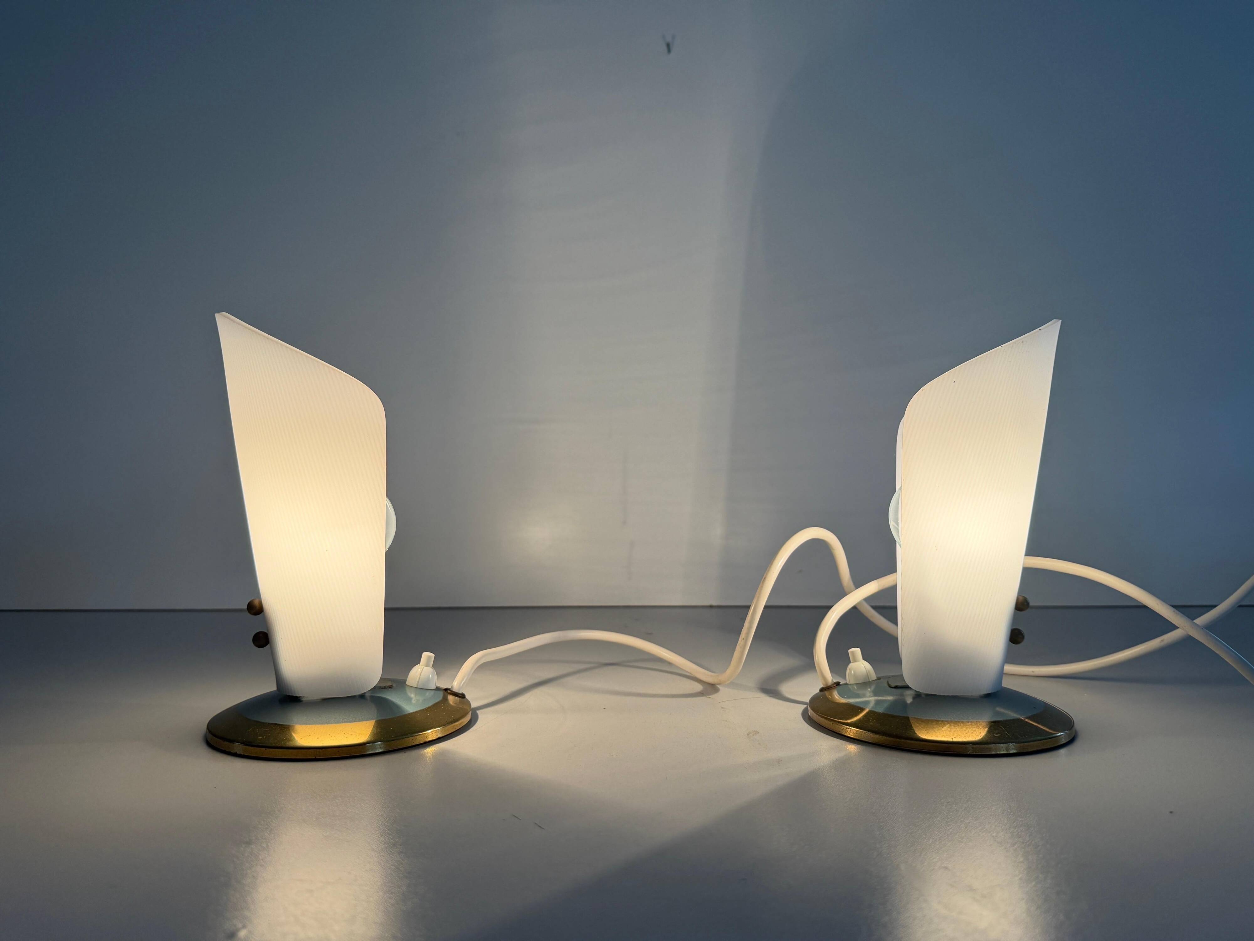 Paire de lampes de bureau du milieu du siècle à tête en plexiglas et base en métal, années 1960, Allemagne