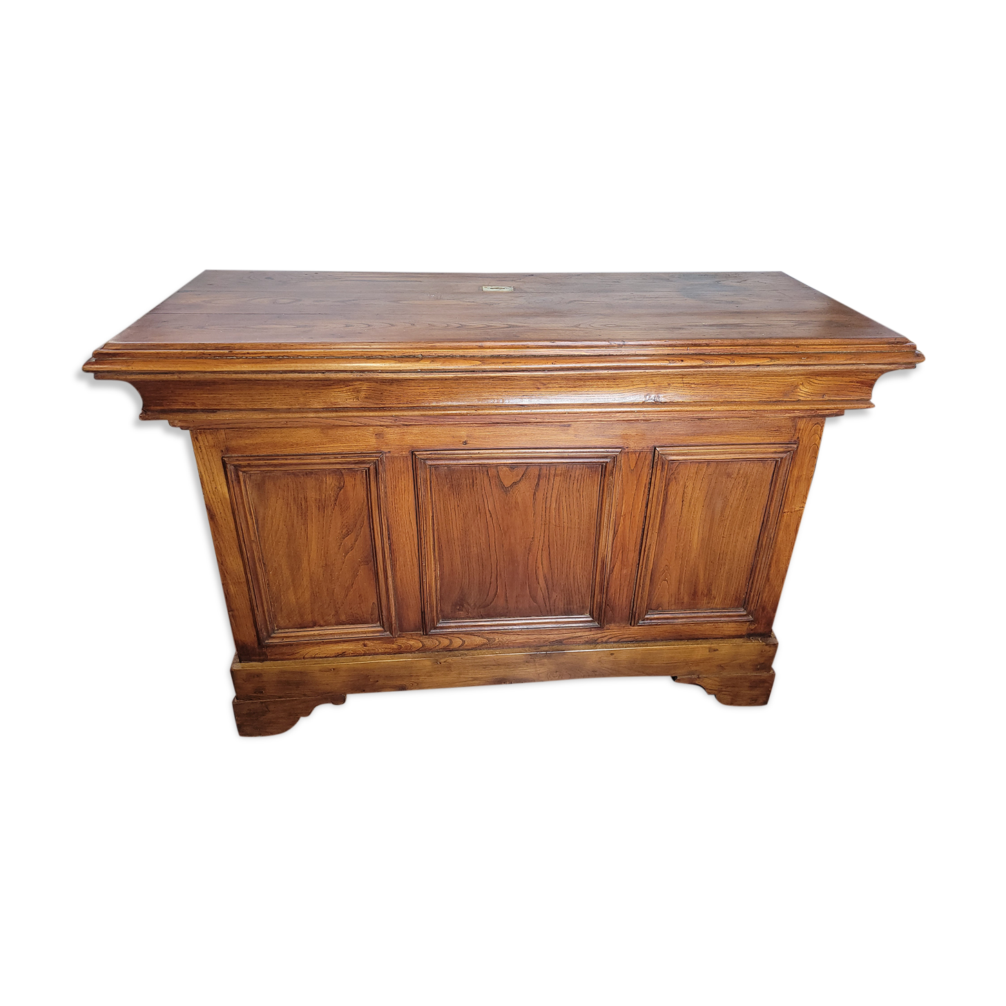 Elm bistro counter