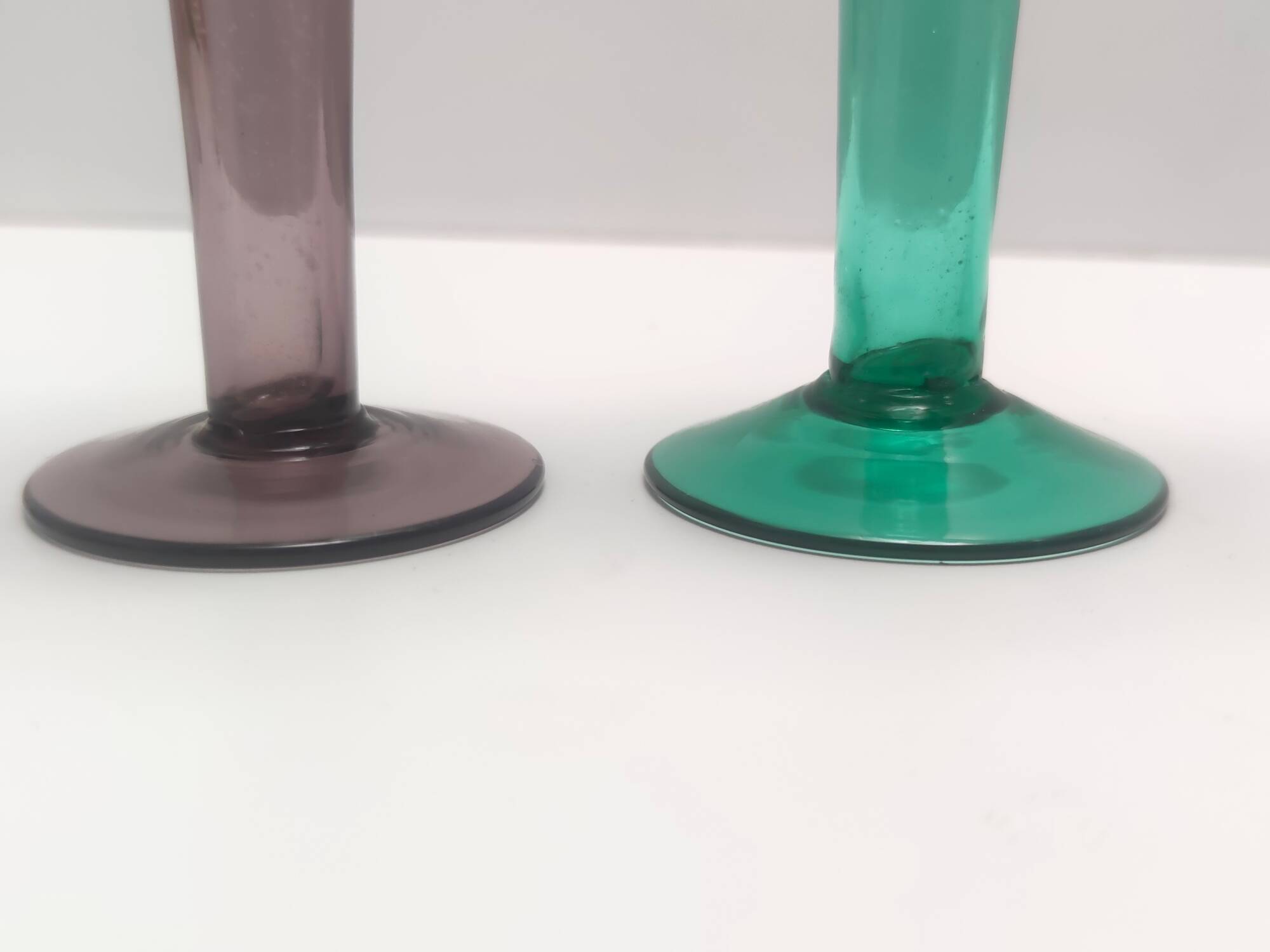 Ensemble vintage de six flûtes colorées en verre de Murano soufflé à la main, Italie