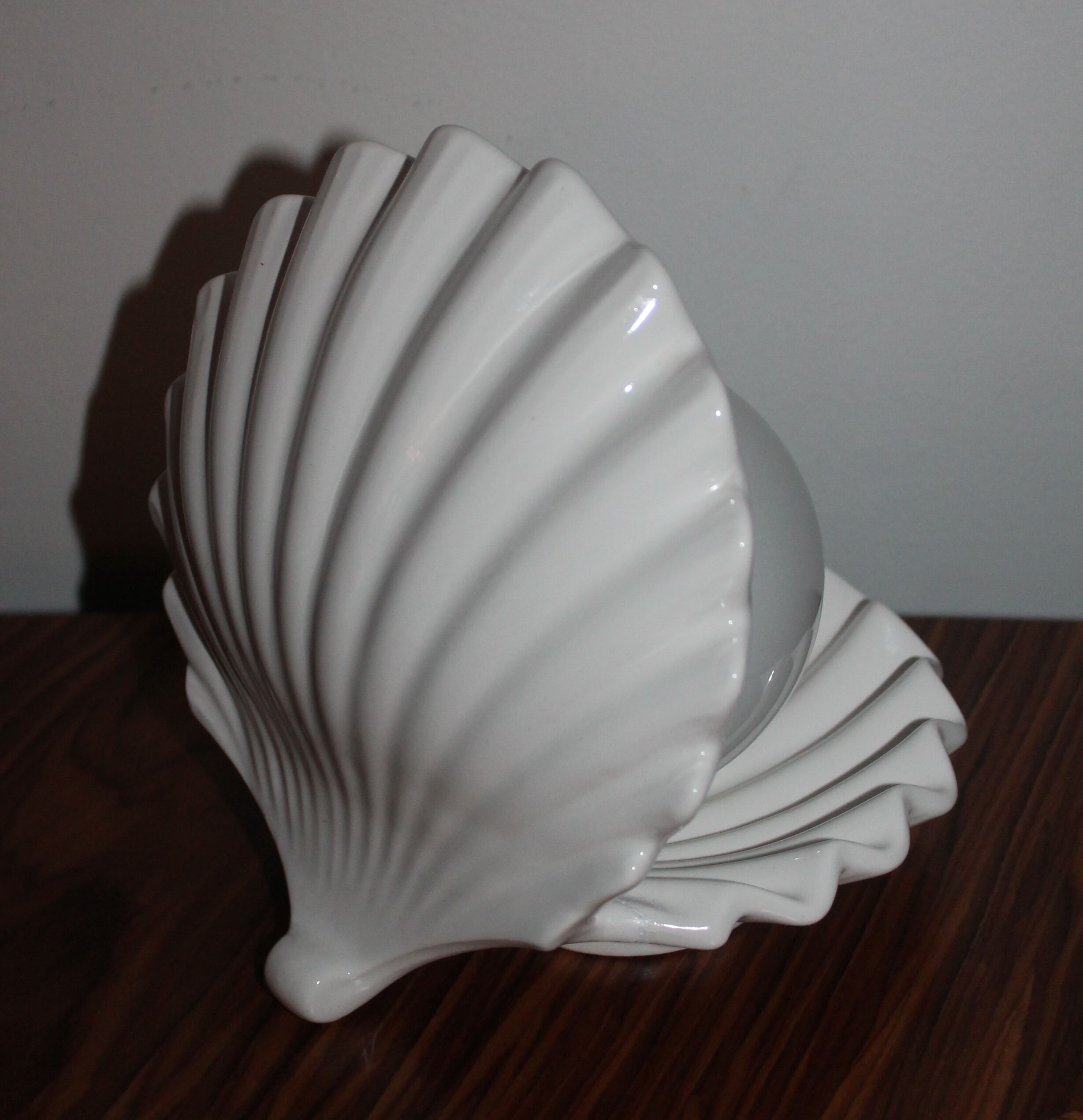 Vintage ceramic shell lamp