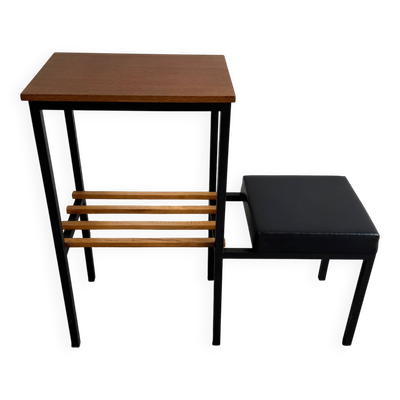 Table d'appoint en teck et métal noir de style Mid-Century, avec porte-revues en lattes de bois et assise en vinyle