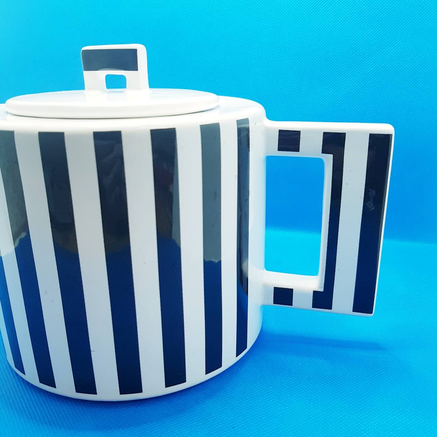 Grande théière rayée monochrome