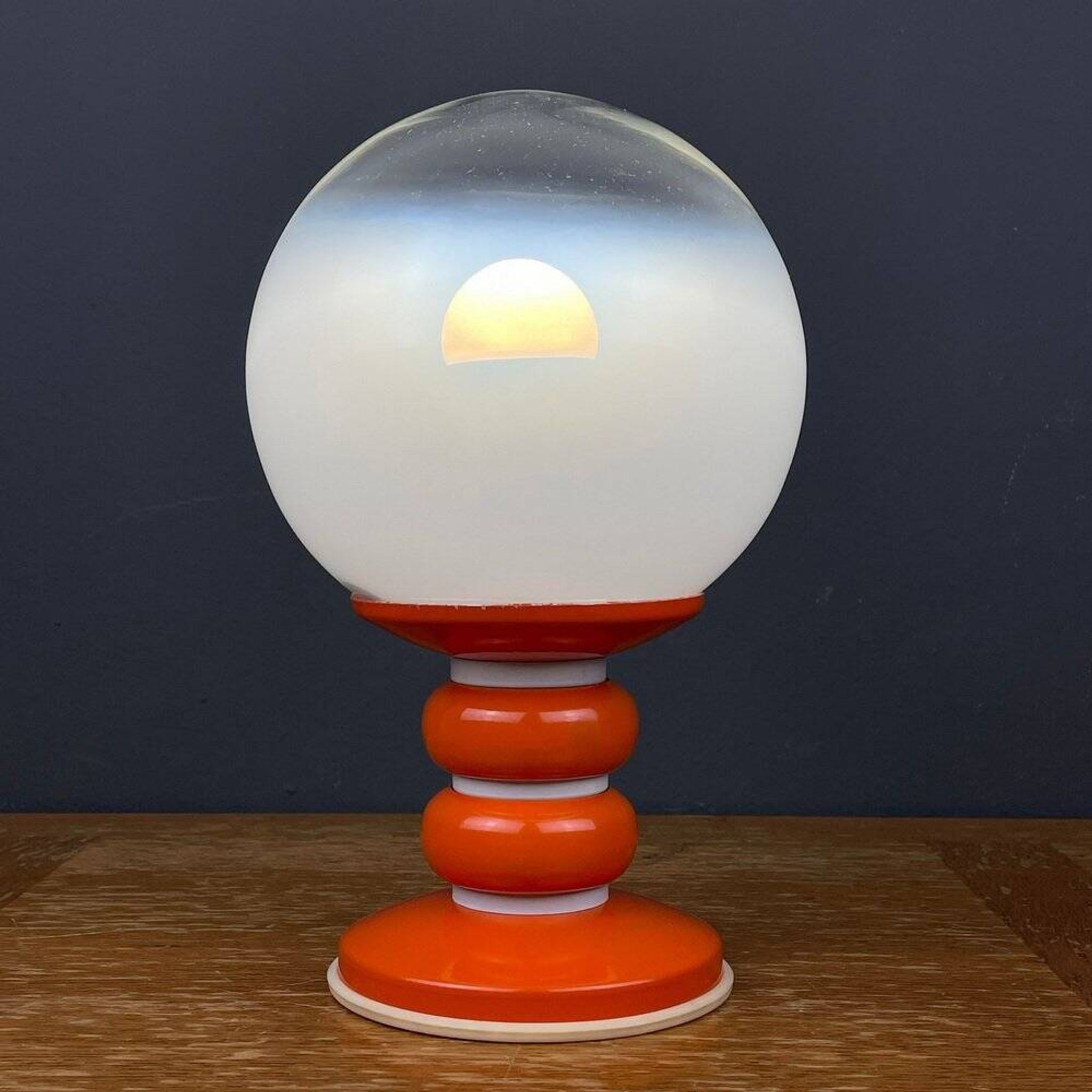 Lampe de table en verre opalin blanc, Italie, années 1970