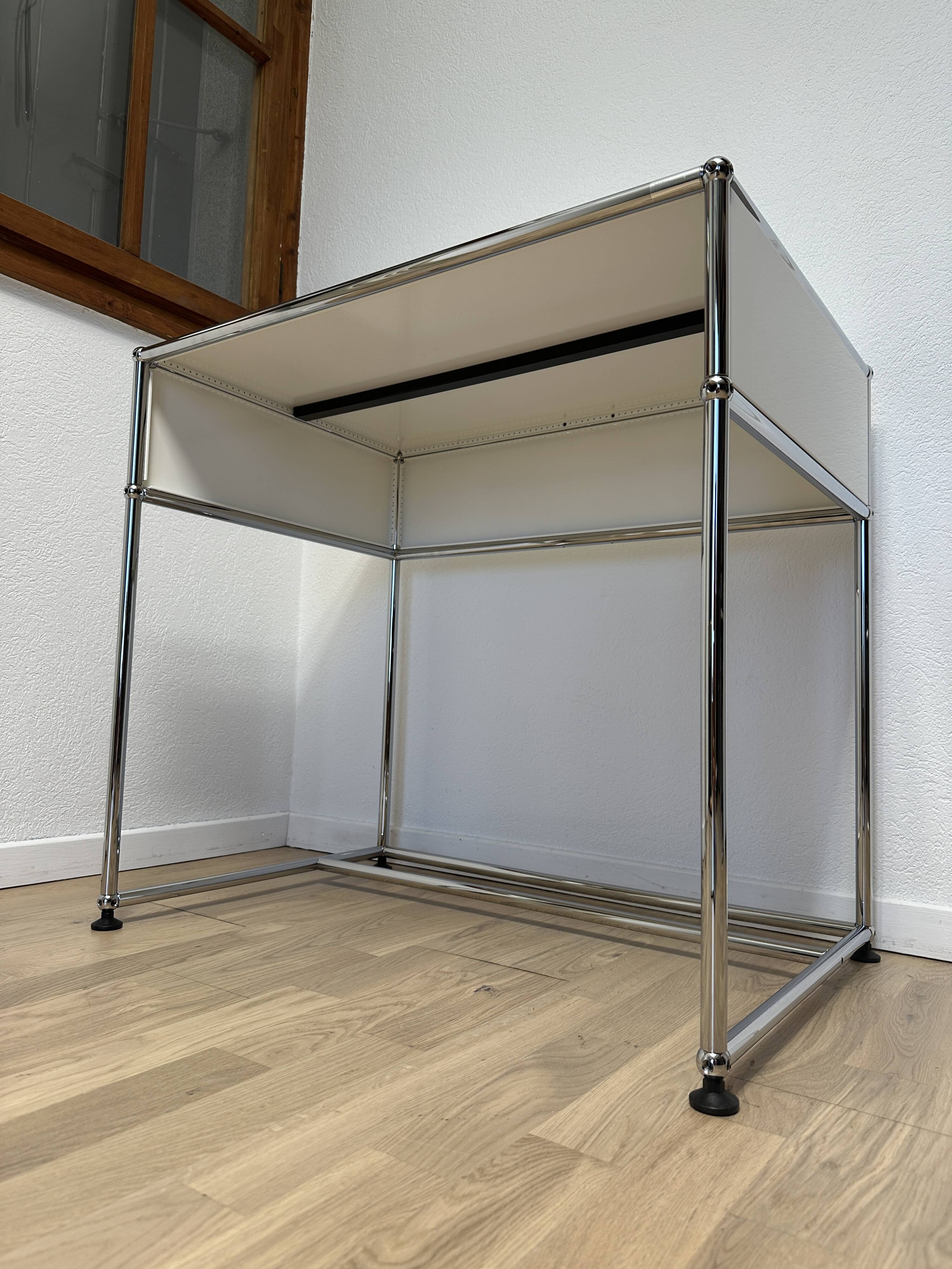 Bureau / Desserte USM Haller en Blanc Pur