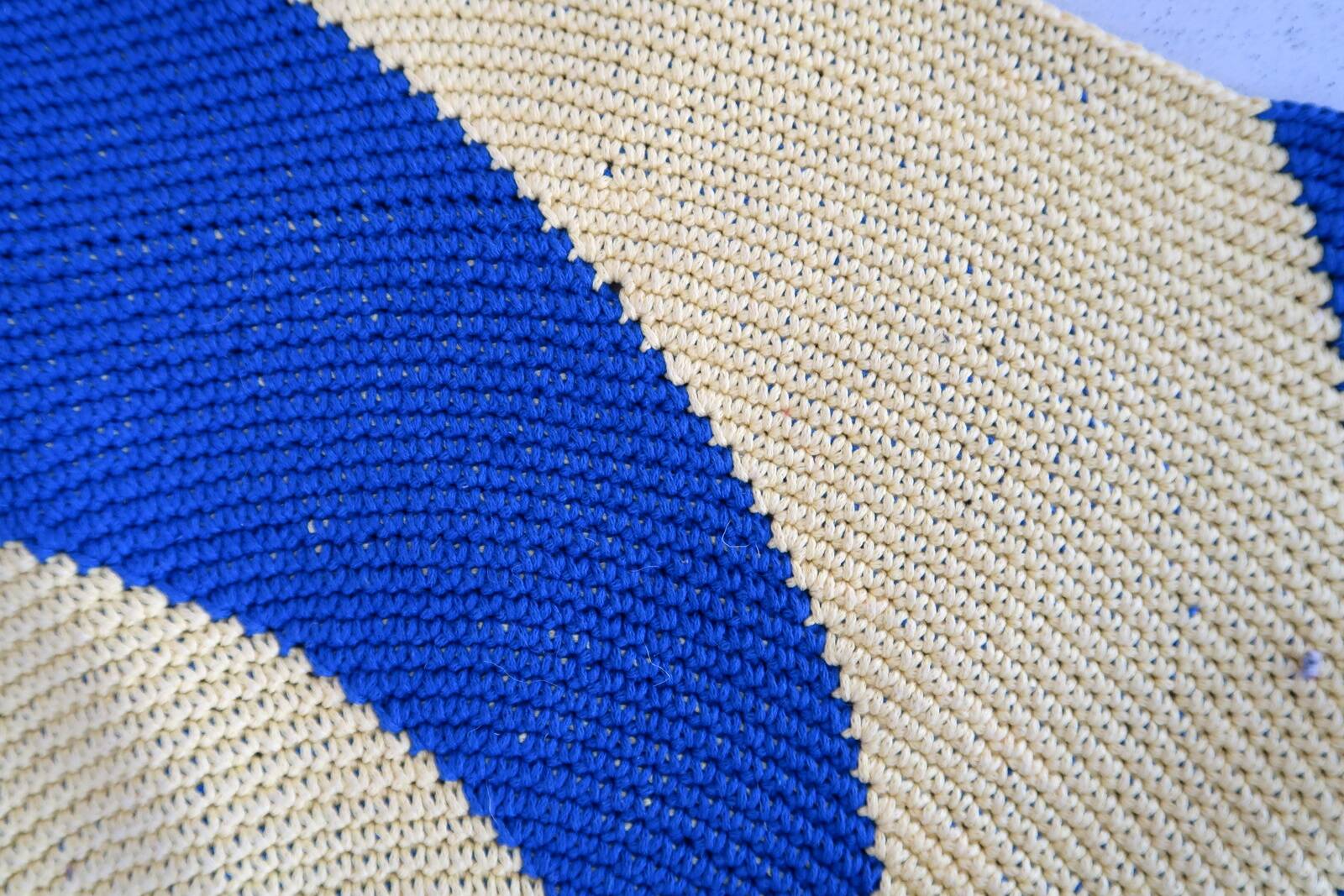 Tapis contemporain ora tressé en coton (77cm), édition unique