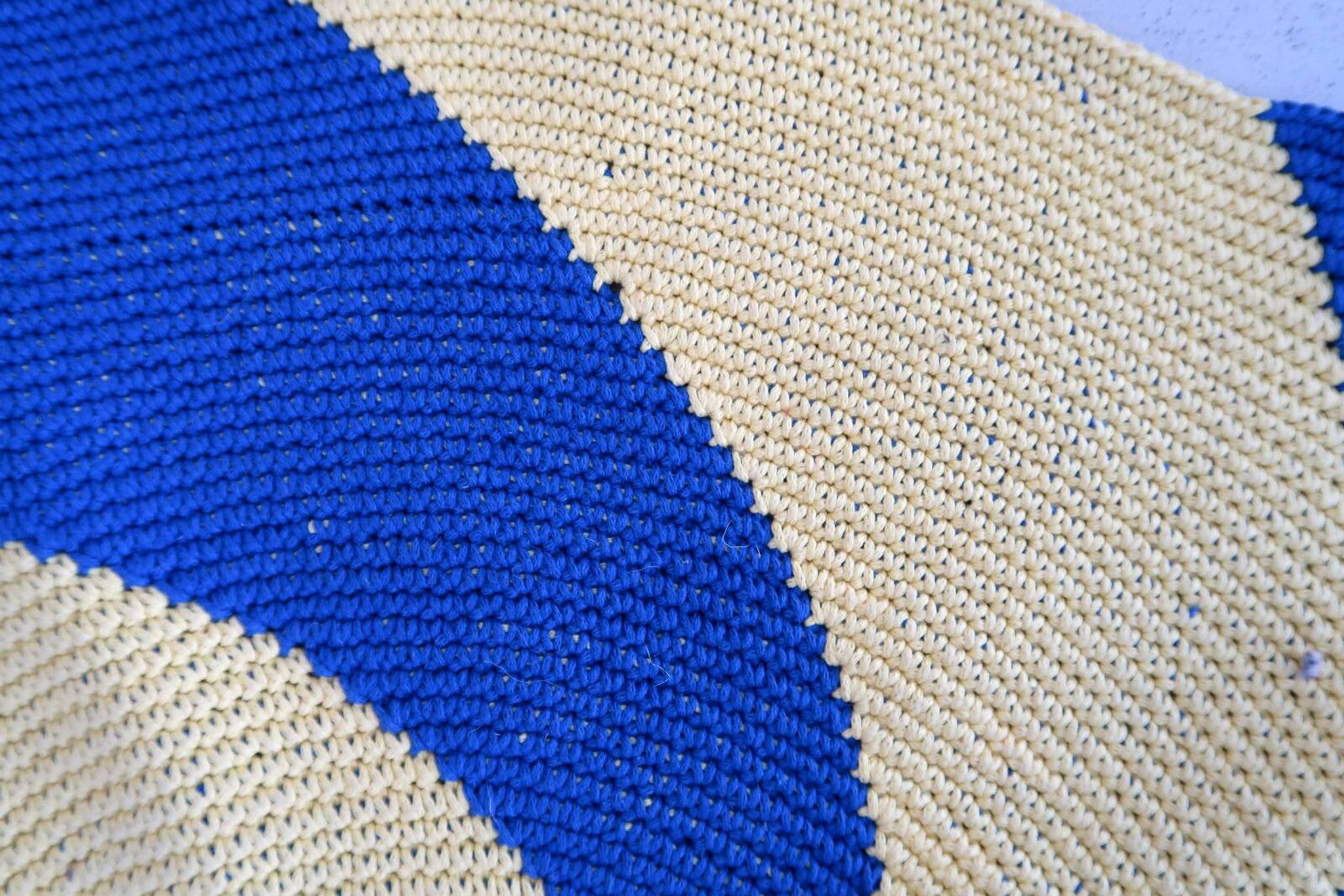 Tapis contemporain ora tressé en coton (77cm), édition unique