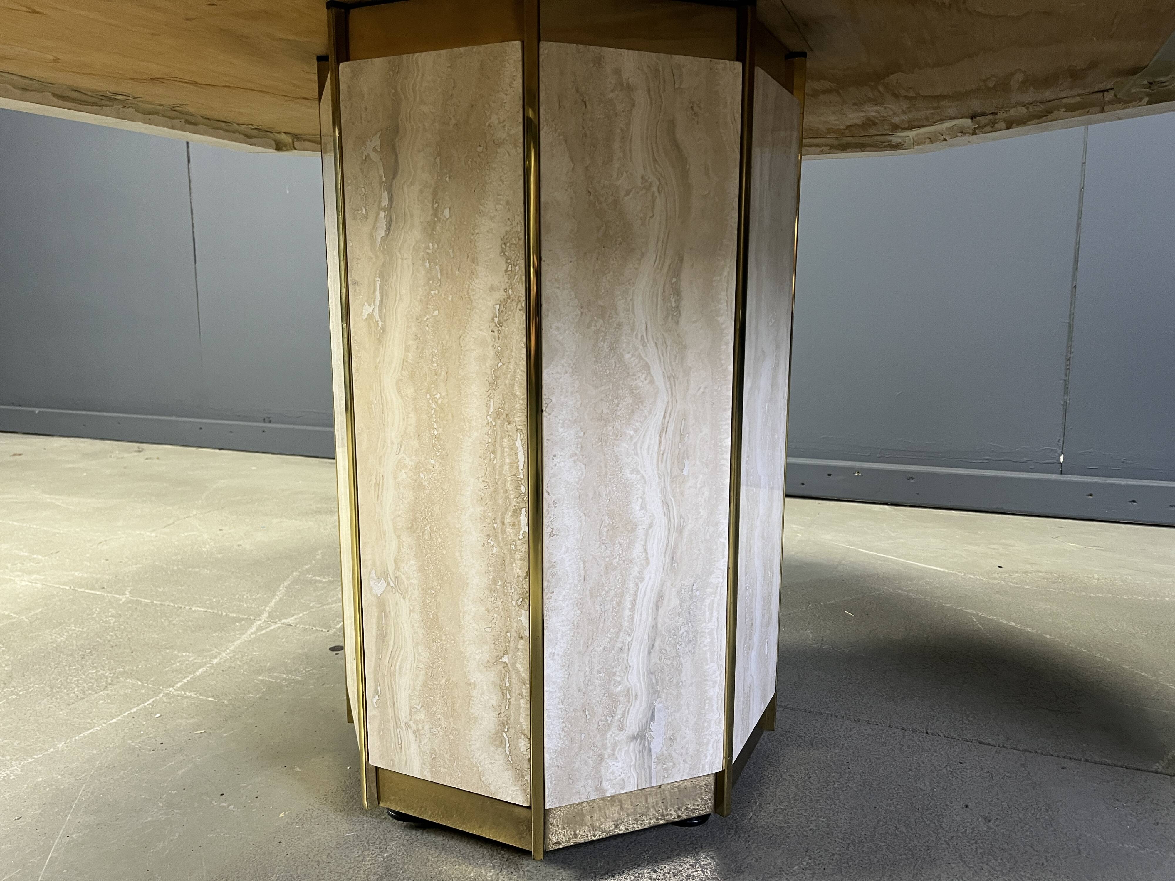 Table à manger octogonale italienne en travertin et laiton des années 1970