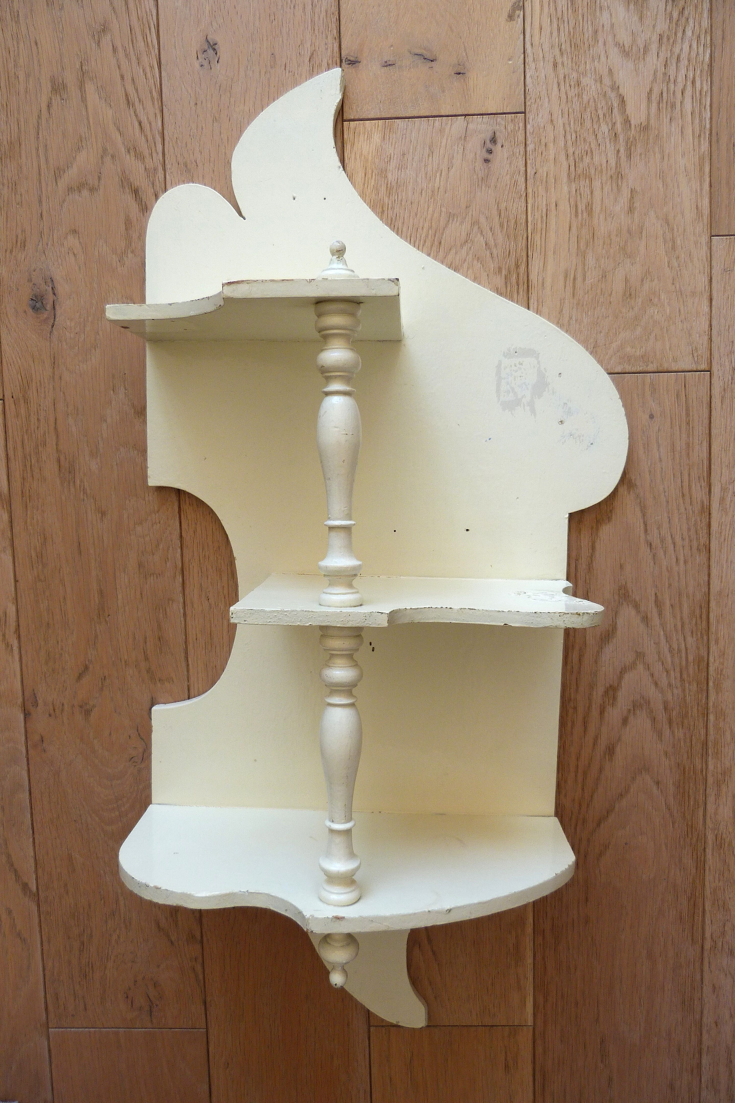 Painted wooden shelf to hang