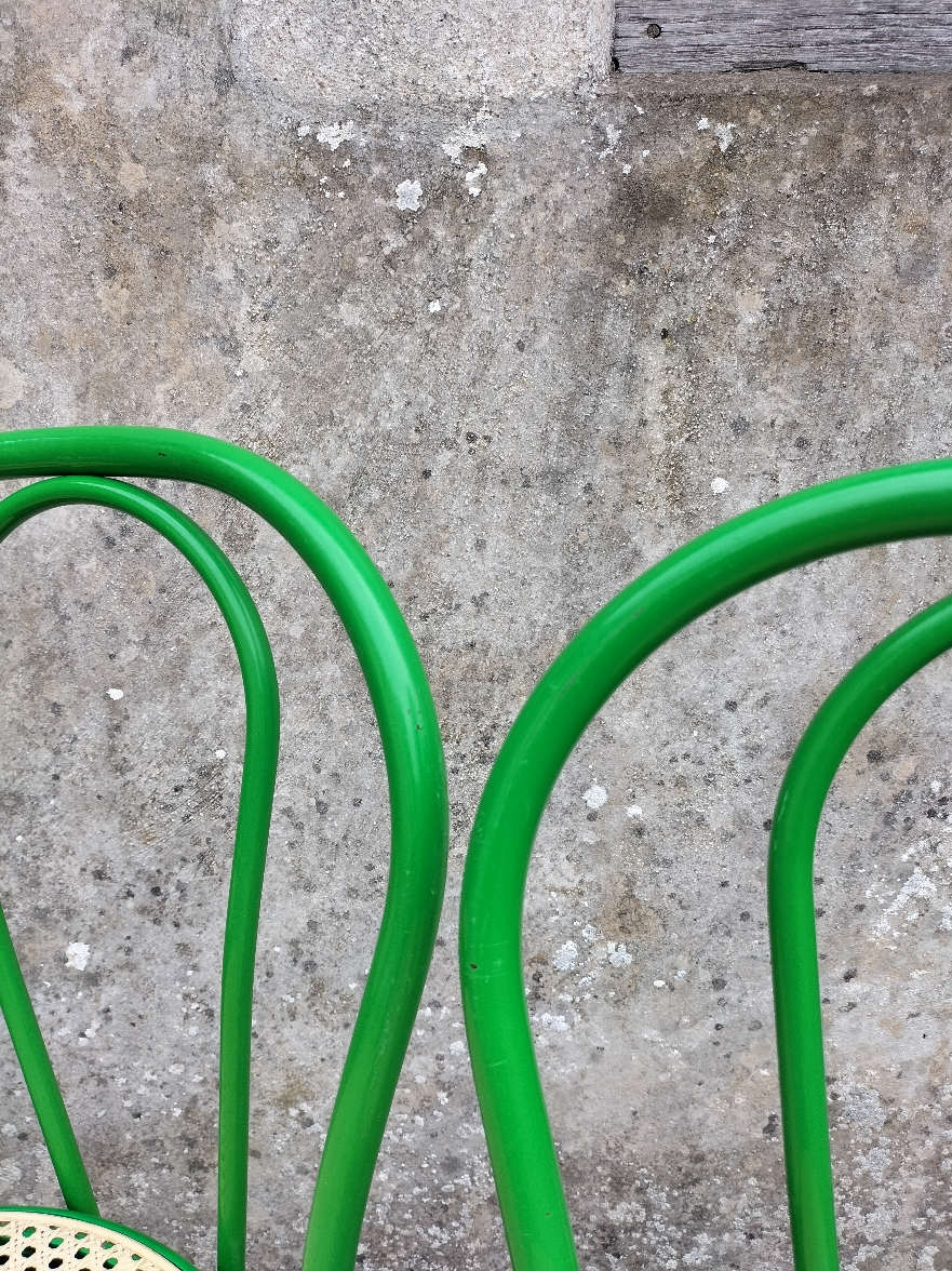 Lot de quatre chaises bistrot en métal laqué vert