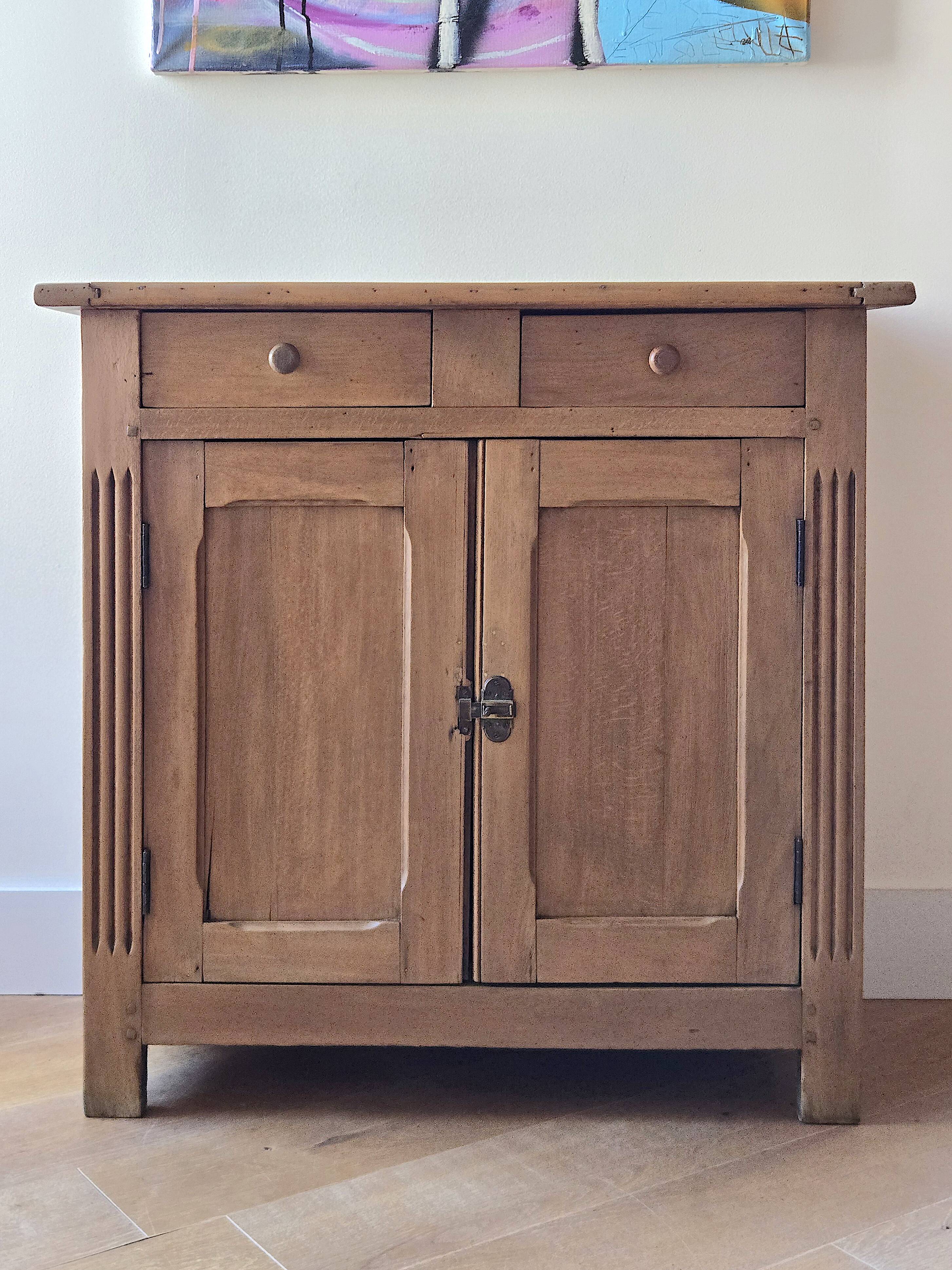 Buffet parisien ou meuble de rangement ancien à 2 portes en bois massif