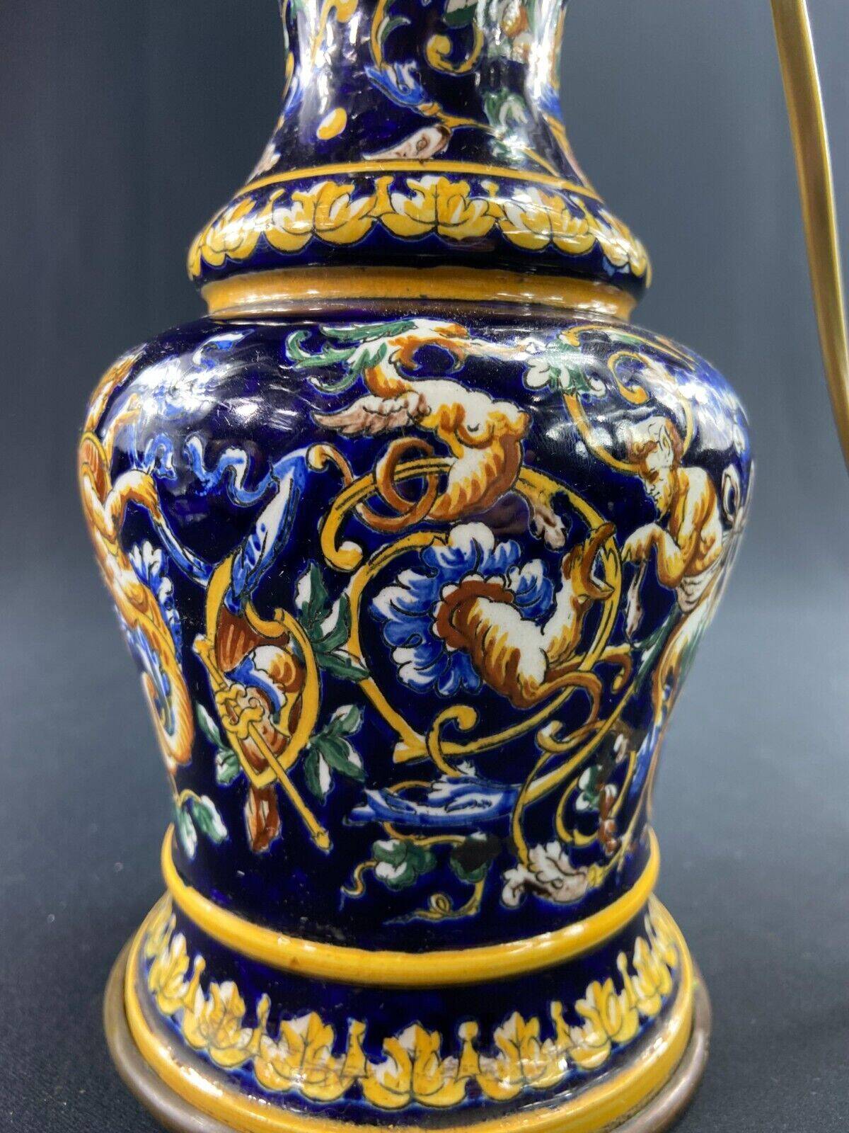 Lampe à pétrole de forme violonée en faïence de Gien XIXe décor Renaissance