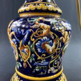 Lampe à pétrole de forme violonée en faïence de Gien XIXe décor Renaissance