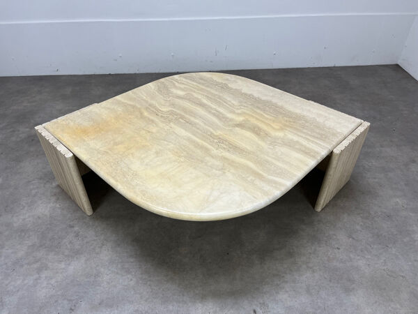 Table basse travertin forme œil par Roche Bobois