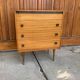 Commode mid-century en teck marron à 3 tiroirs, pieds fuselés années 1960