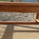 Table basse en chêne à pieds joints par une entretoise