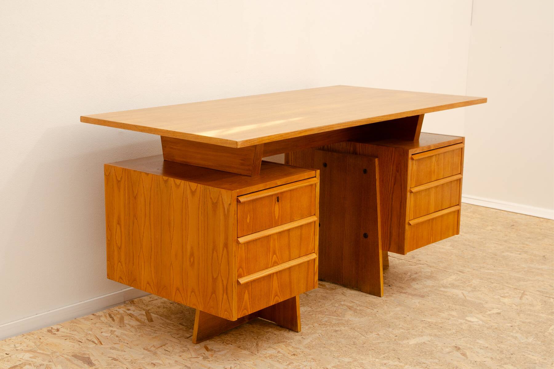 Immense bureau tchécoslovaque entièrement rénové, années 1970, Europe centrale