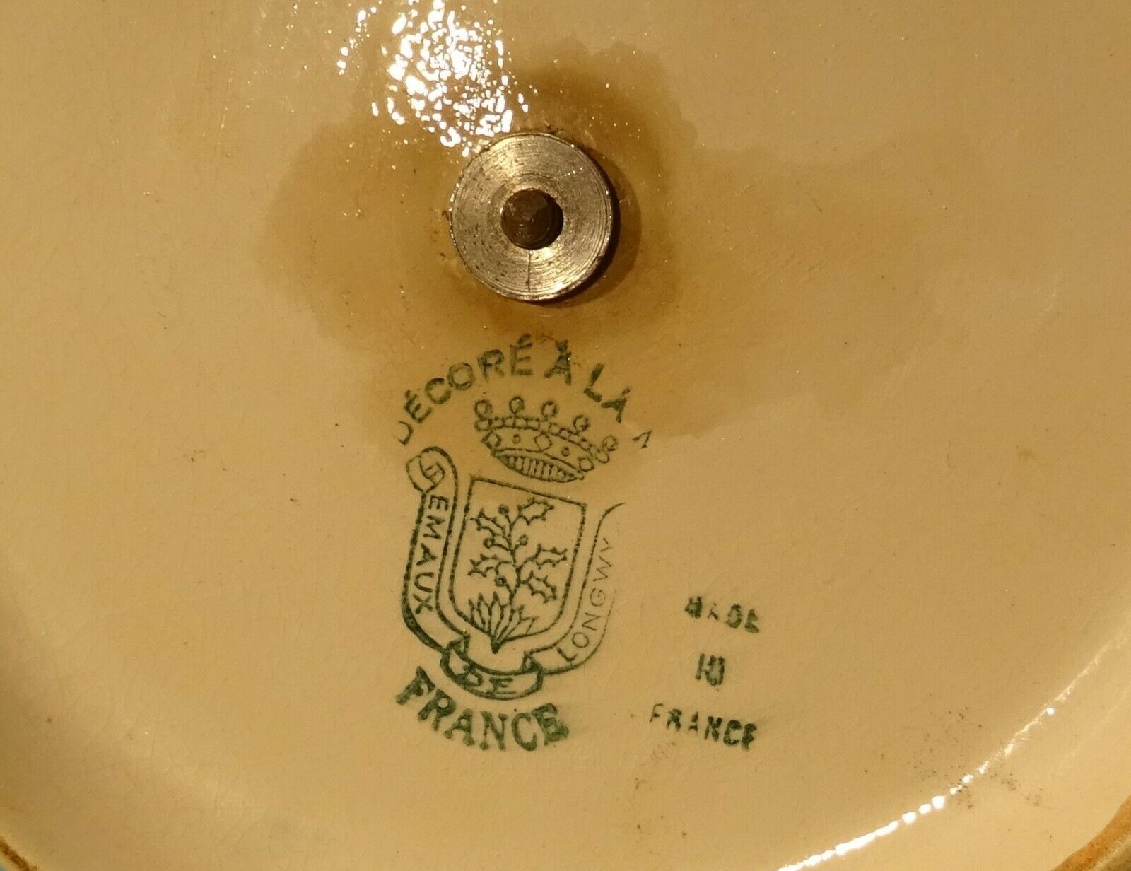 Servant silent emaux Longwy cake mignardises display