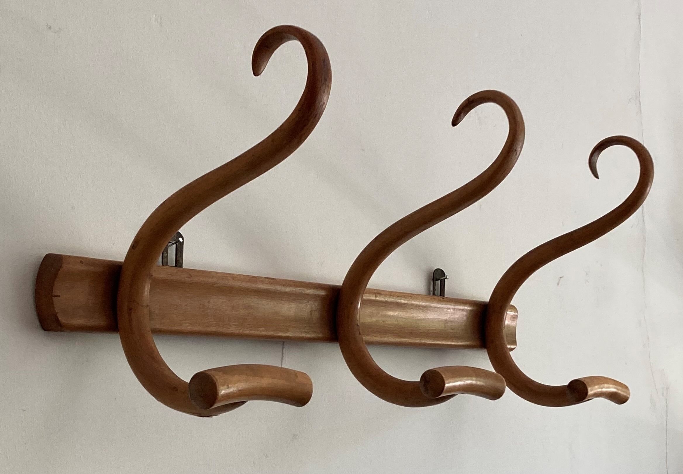 Curved wooden wall coat rack 1900s