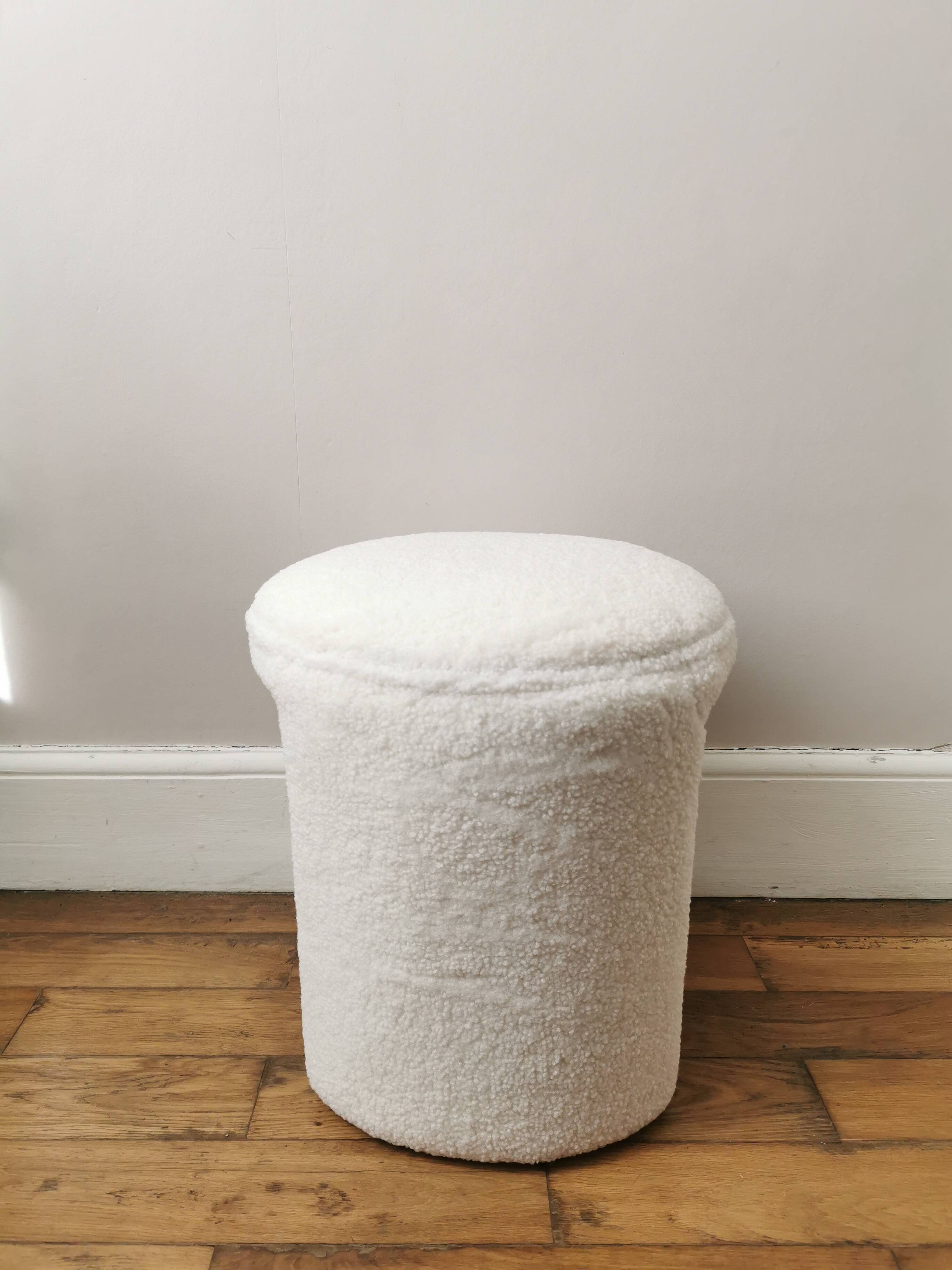Léon stool in white boucle fabric
