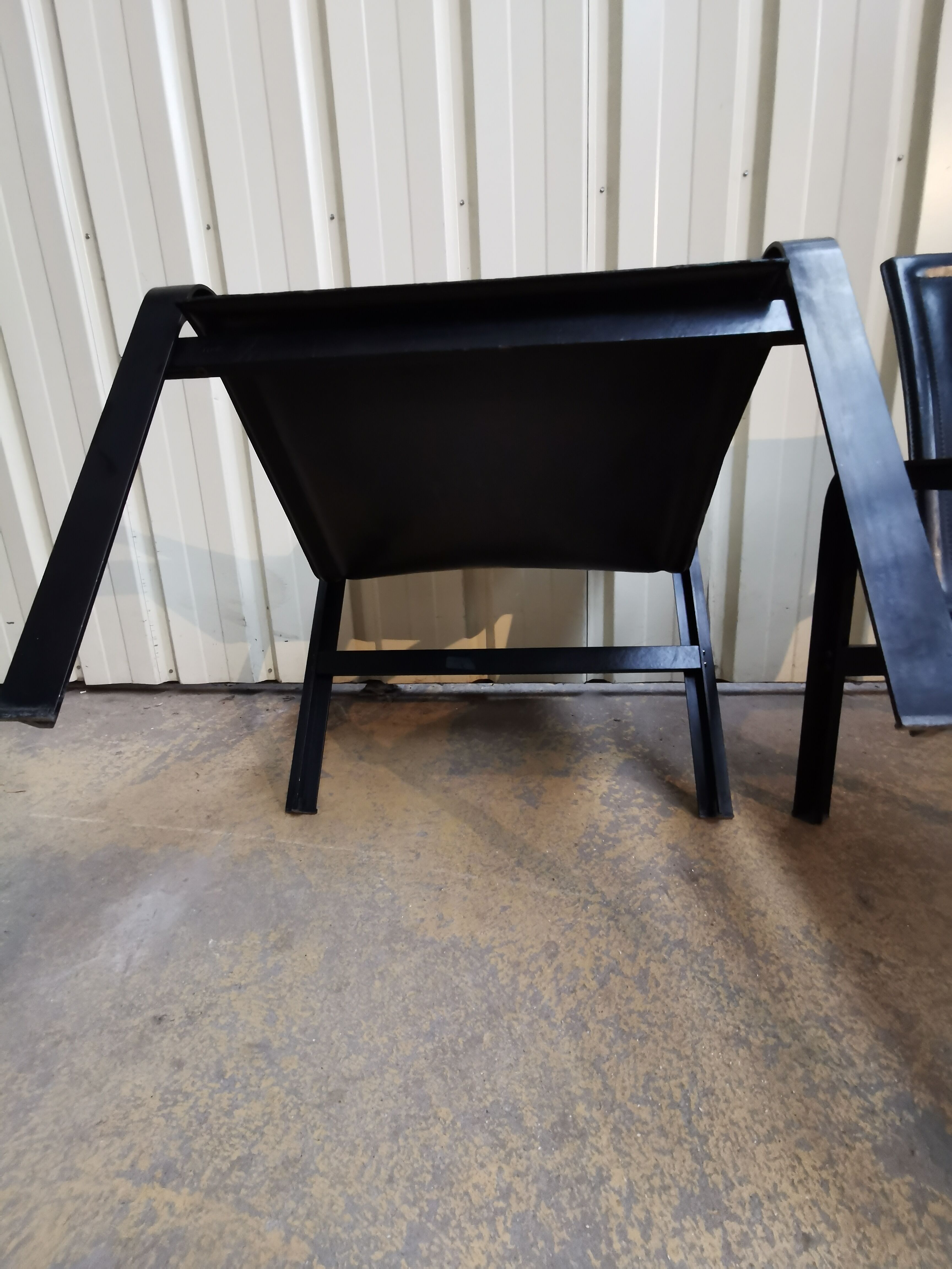 Paire de fauteuil métal et cuir par Mattéo Grassi