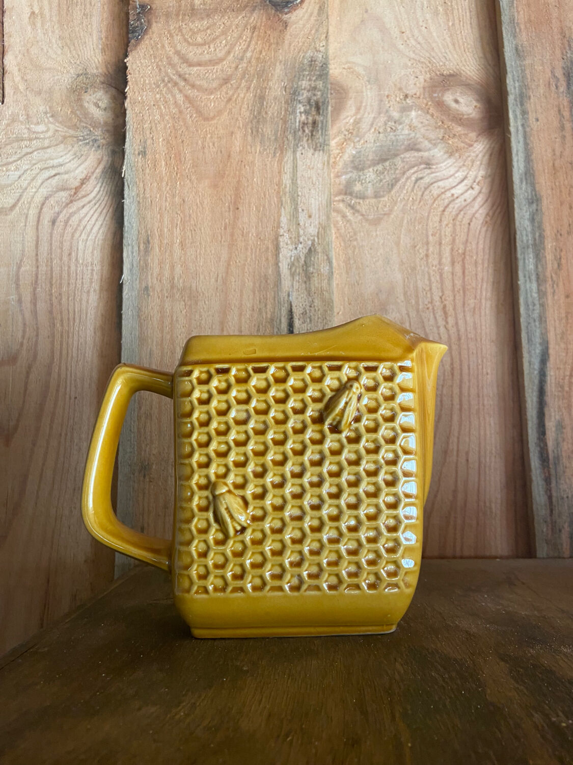 Pitcher Saint Clement Bee