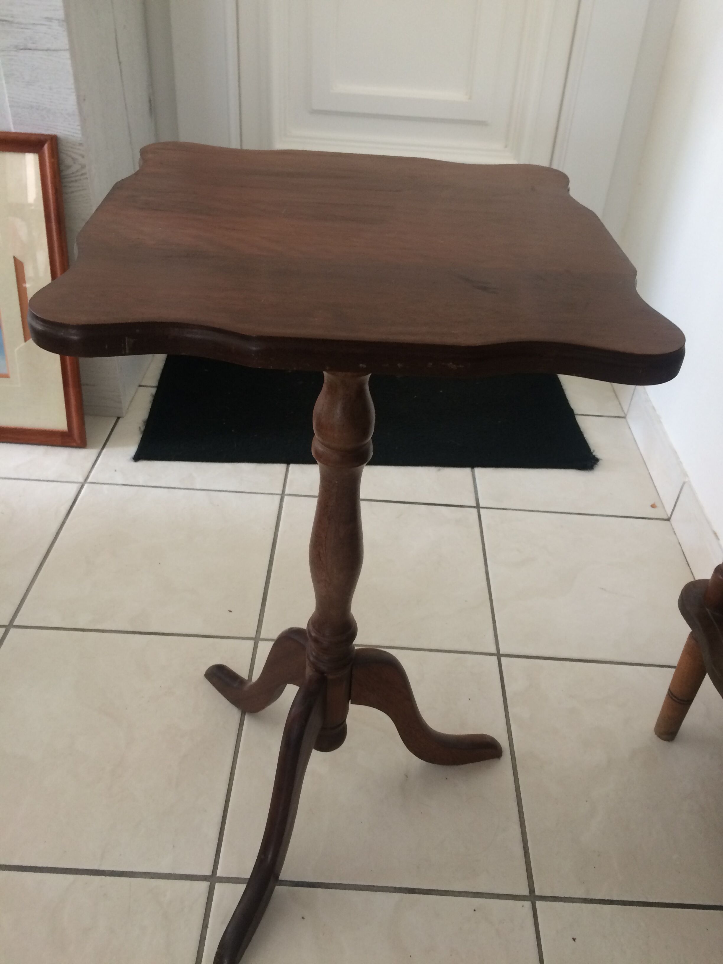 Mahogany square healing tripod foot