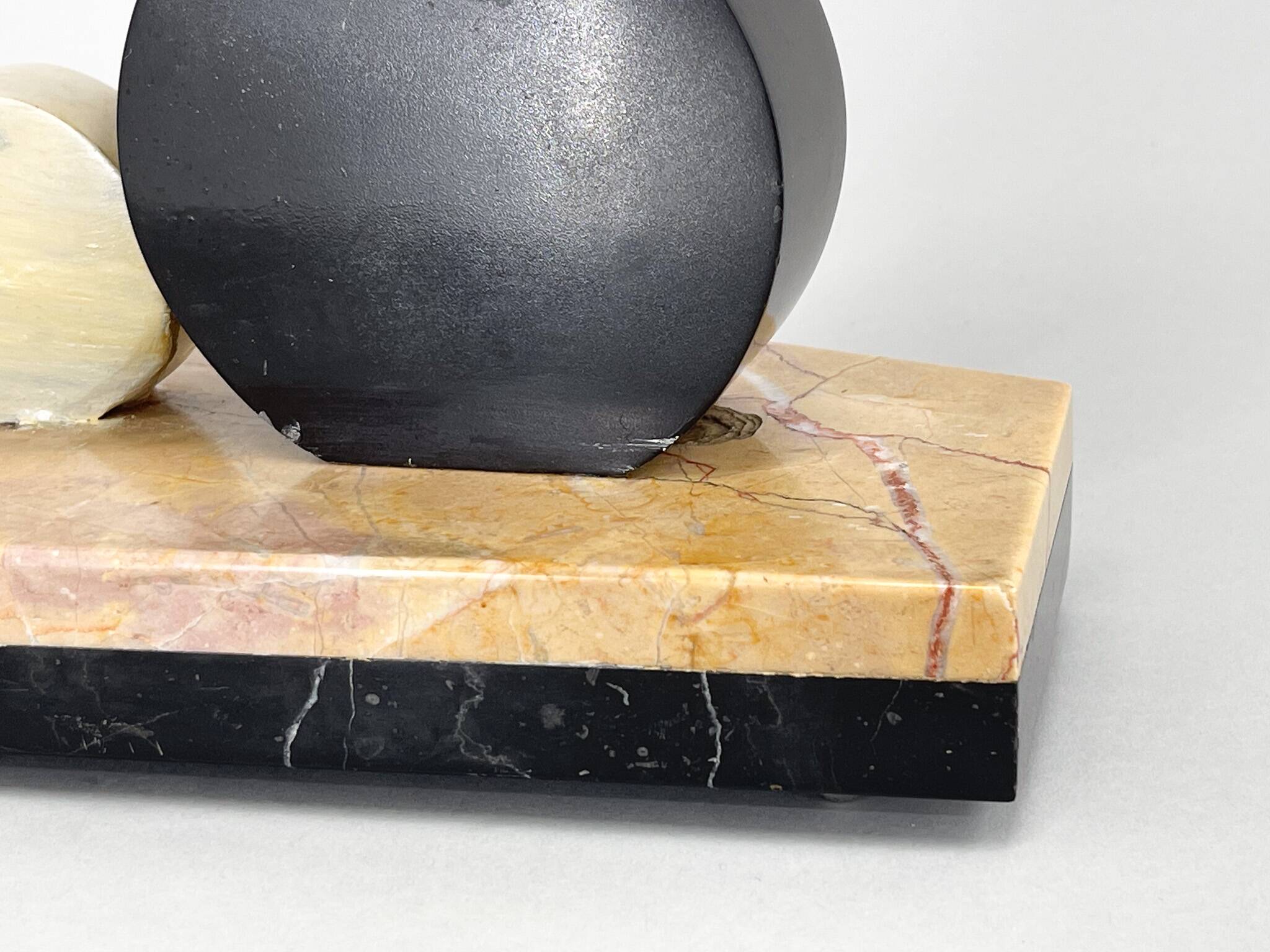 Sculpture Art Déco en marbre, onyx et épeautre