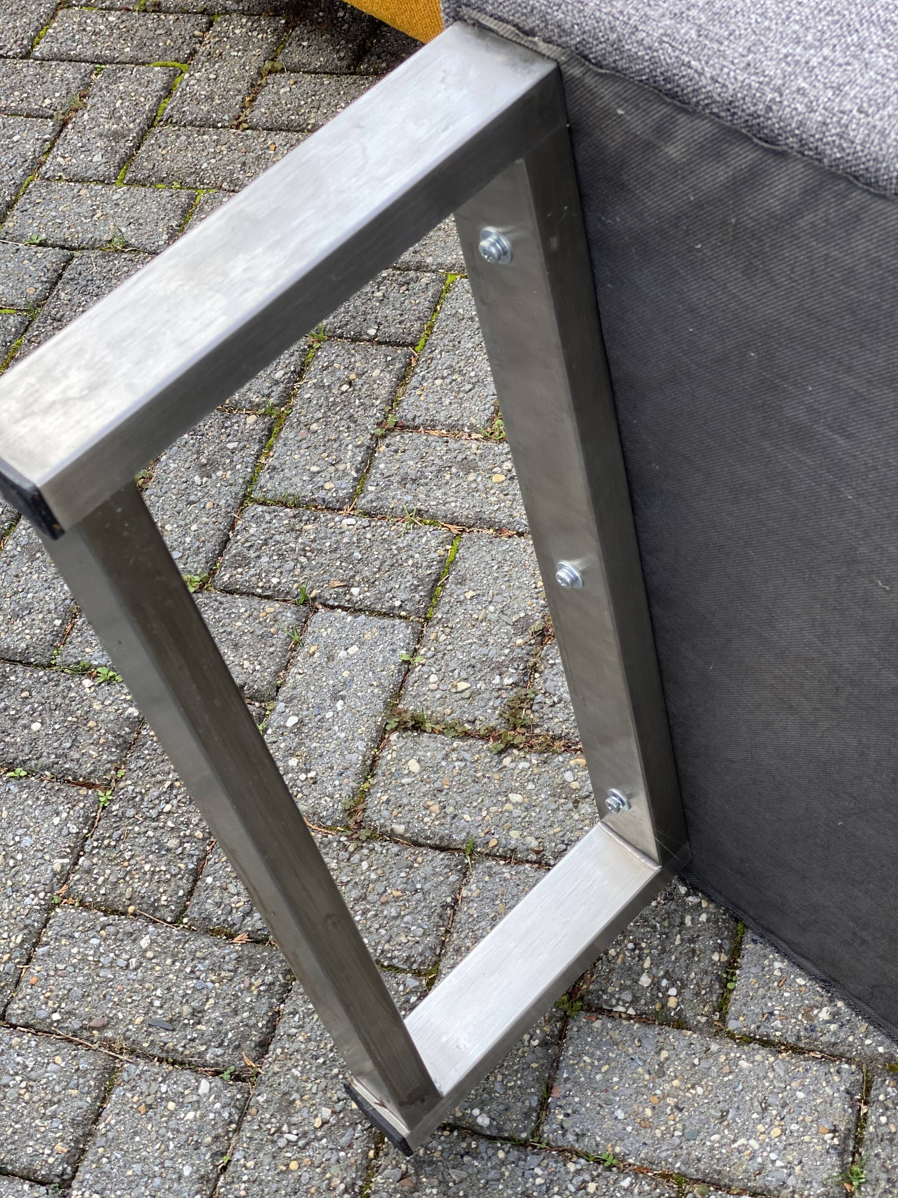 Contemporary 3-seat bench