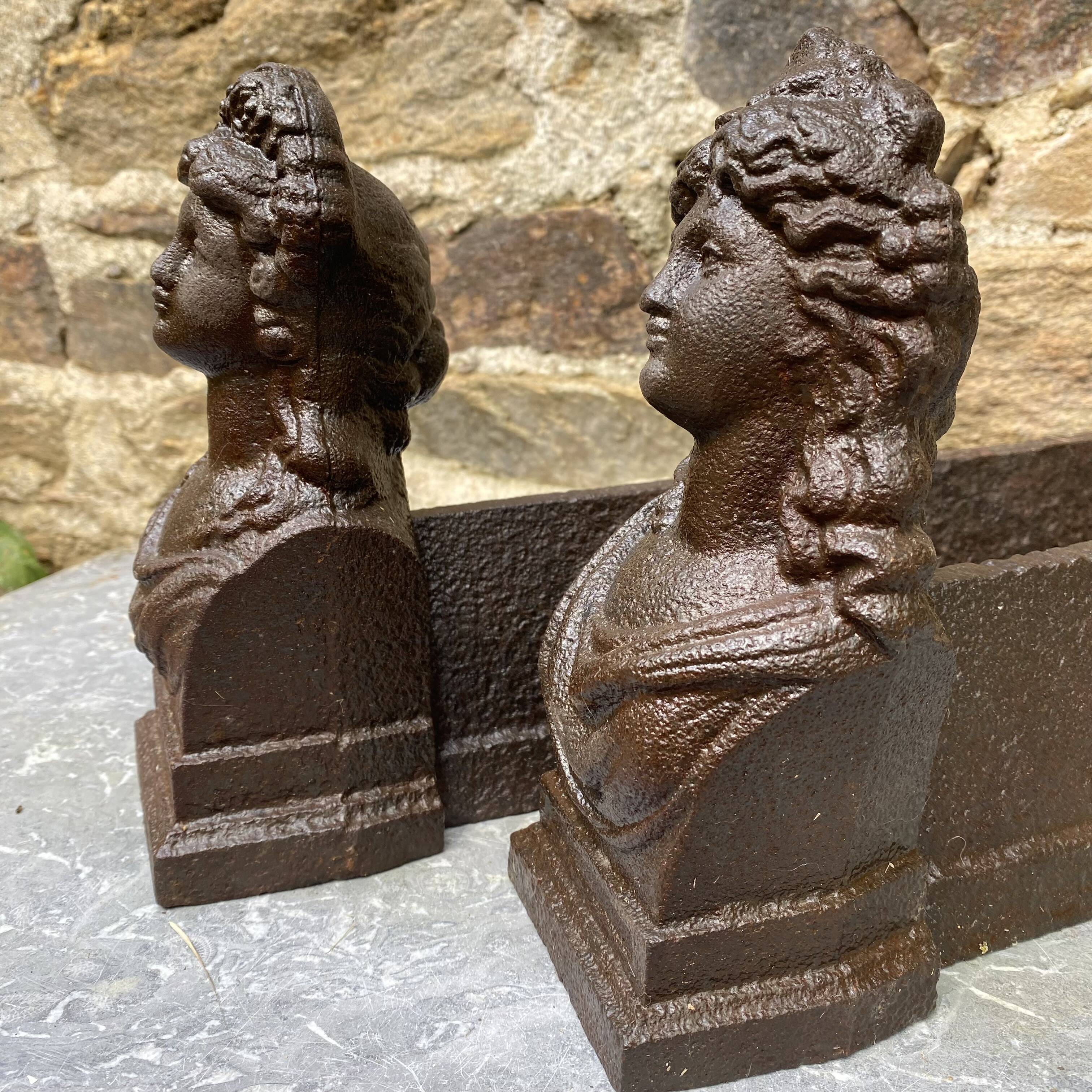 Paire de chenets anciens en fonte à bustes antiques
