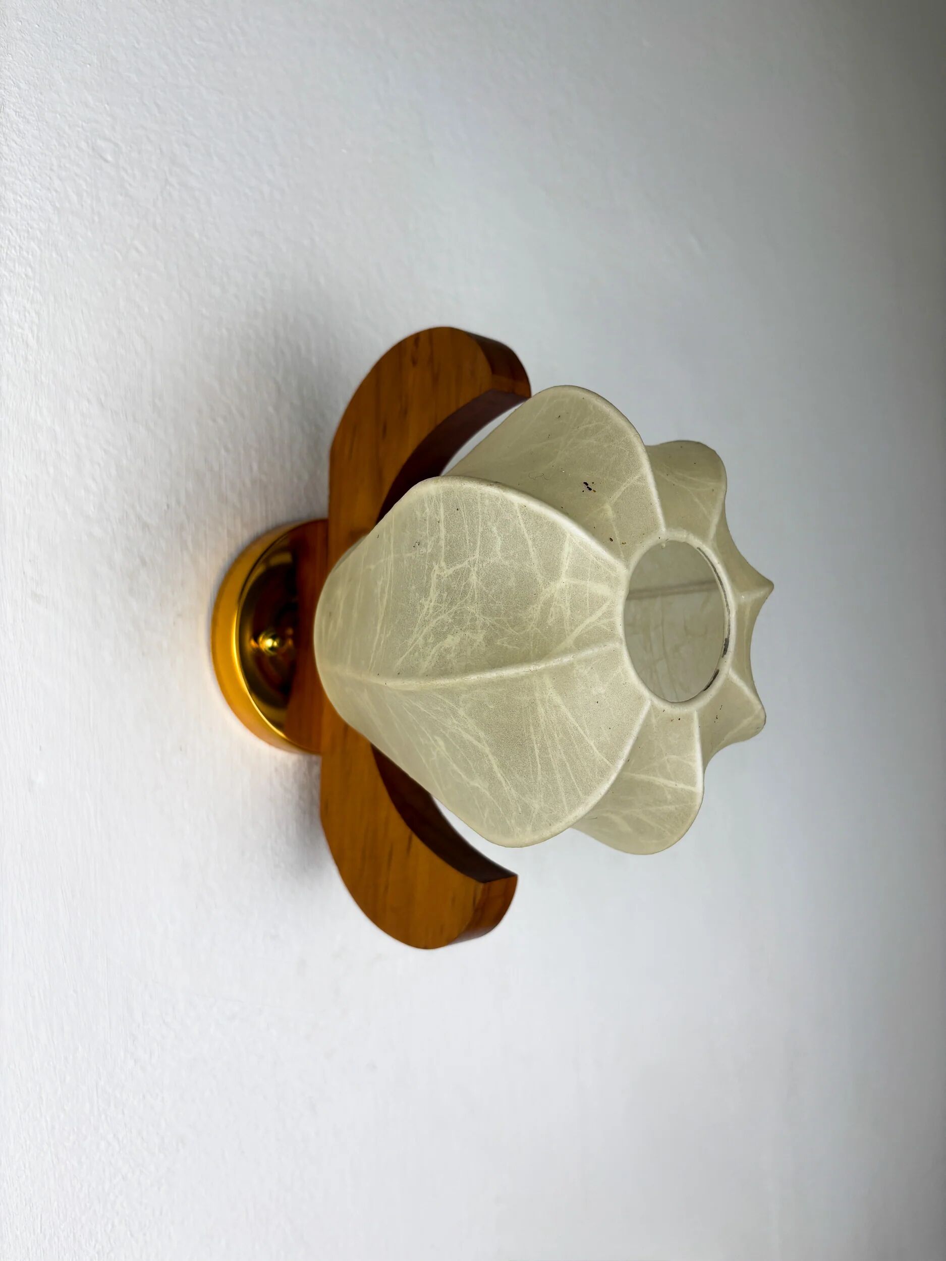 Pear-shaped "Cocoon" wall sconce, resin and pine wood, Italy, 1970s