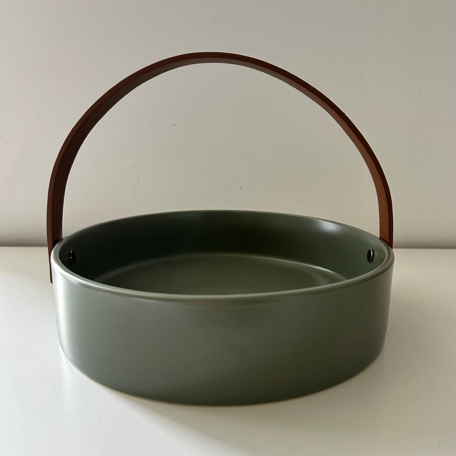 Scandinavian plateau with leather handle