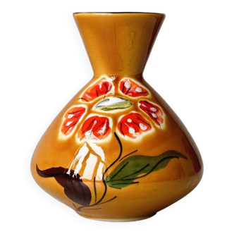 Vase en céramique jaune orangé.