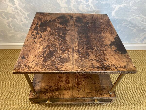 Table d'appoint Aldo Tura en tons marron noisette avec des pieds en laiton et un tiroir inférieur.