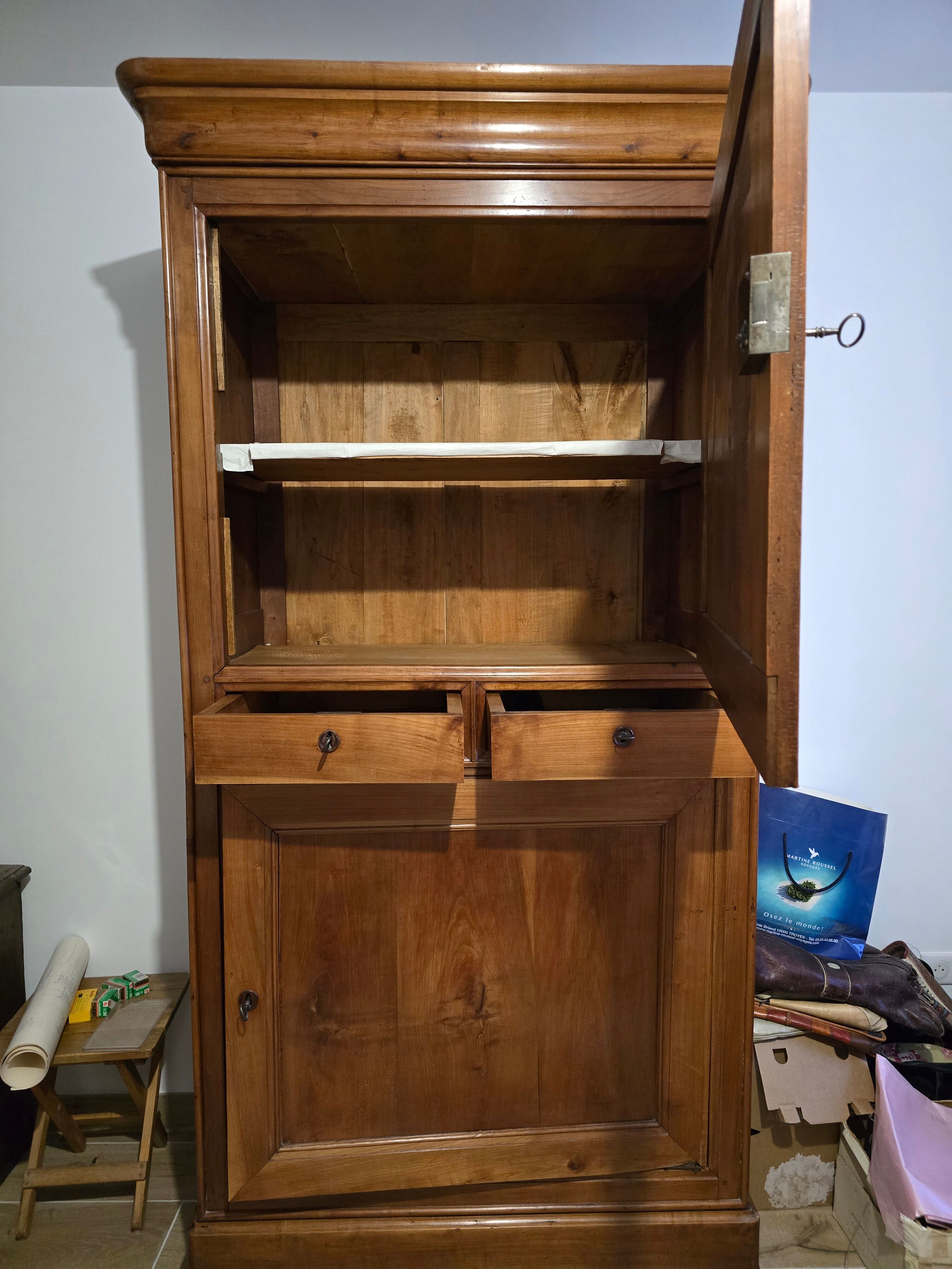Armoire type cabinet vendéen, en bois massif